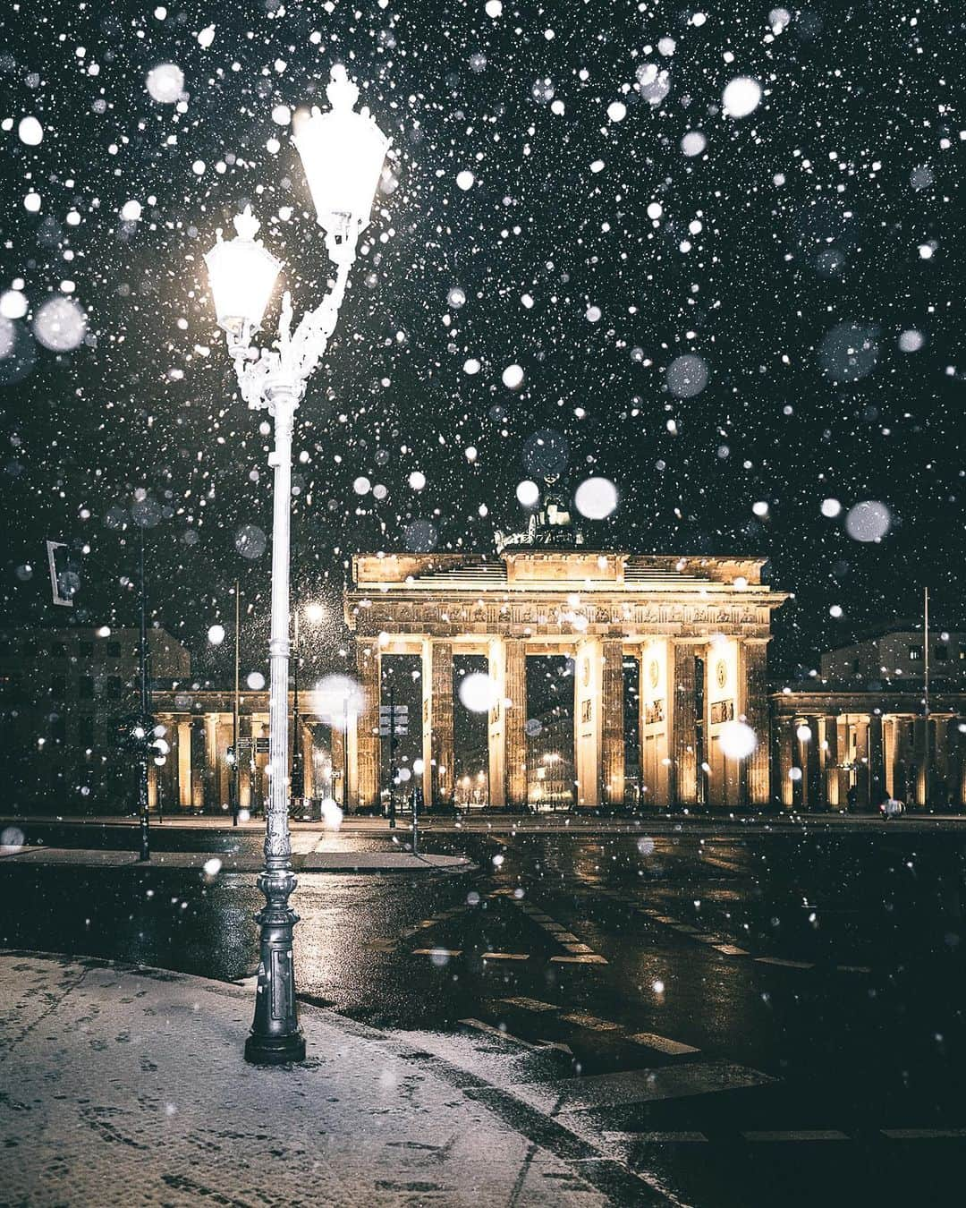 Thomas Kakarekoさんのインスタグラム写真 - (Thomas KakarekoInstagram)「feels like forever ago  Back to snowy nights in Berlin. I used flash for this series to add some drama and sparkle. Takes a little time to find the right settings but once you figured it out, you’ll be left with overexposed snowflakes on a well-exposed background and overall scene.  #berlin」1月31日 18時19分 - thomas_k