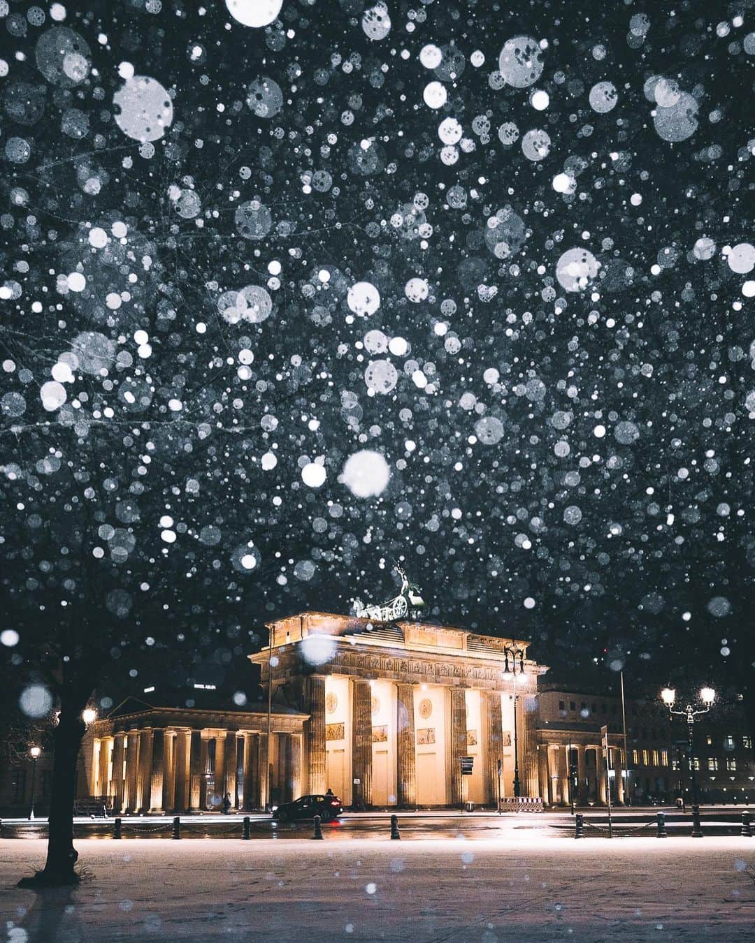 Thomas Kakarekoさんのインスタグラム写真 - (Thomas KakarekoInstagram)「feels like forever ago  Back to snowy nights in Berlin. I used flash for this series to add some drama and sparkle. Takes a little time to find the right settings but once you figured it out, you’ll be left with overexposed snowflakes on a well-exposed background and overall scene.  #berlin」1月31日 18時19分 - thomas_k