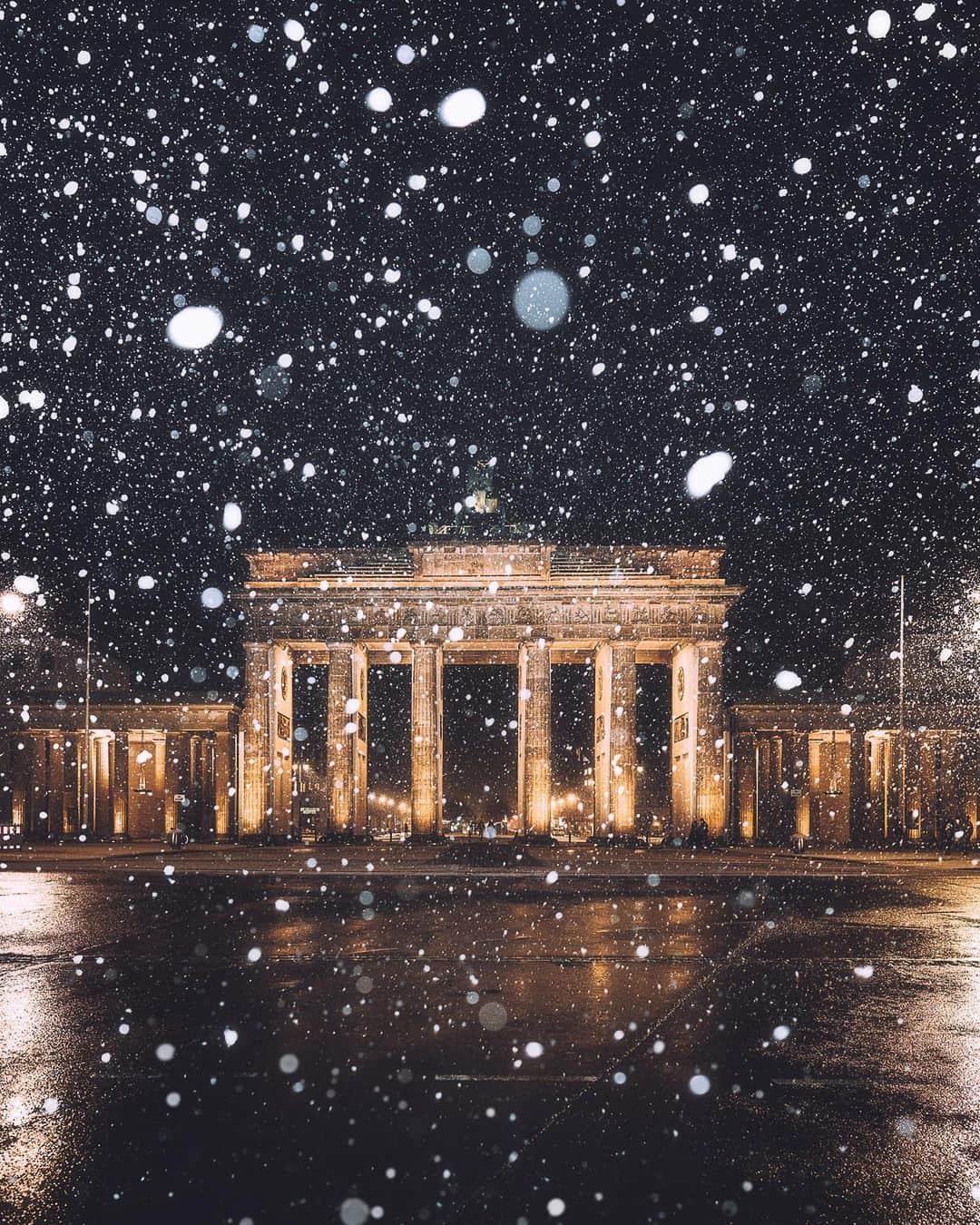 Thomas Kakarekoのインスタグラム：「feels like forever ago  Back to snowy nights in Berlin. I used flash for this series to add some drama and sparkle. Takes a little time to find the right settings but once you figured it out, you’ll be left with overexposed snowflakes on a well-exposed background and overall scene.  #berlin」