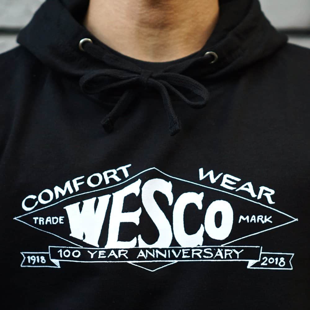 のインスタグラム：「. 前回の入荷で好評いただいていた"WESCO DIAMOND LOGO HOODIE" 少量ではありますが、全サイズ再入荷しました！！ デザインは、胸にダイヤモンド型のロゴ、右袖にウエスコのフルネーム"WEST COAST SHOE COMPANY"をシルクスクリーンでプリント。 裏フリースのミドルウェイトボディのため、保温性も充分にありコーディネートによって秋～春までロングシーズン着用いただけます！ ジャストサイズで着るも良し、ワンサイズアップでゆったり着るも良し、好みや気分に合わせてお選びください！ (※写真のスタッフは174cm68kgでMサイズ着用)  #wesco #diamondlogo #hoodie #parka #fashion #boots #workboots #wescoboots #westcoastshoecompany #scapoose #oregon #usa #wescojapan #wescoosaka #wescoebisu #wescosetagaya #wescokanazawa」