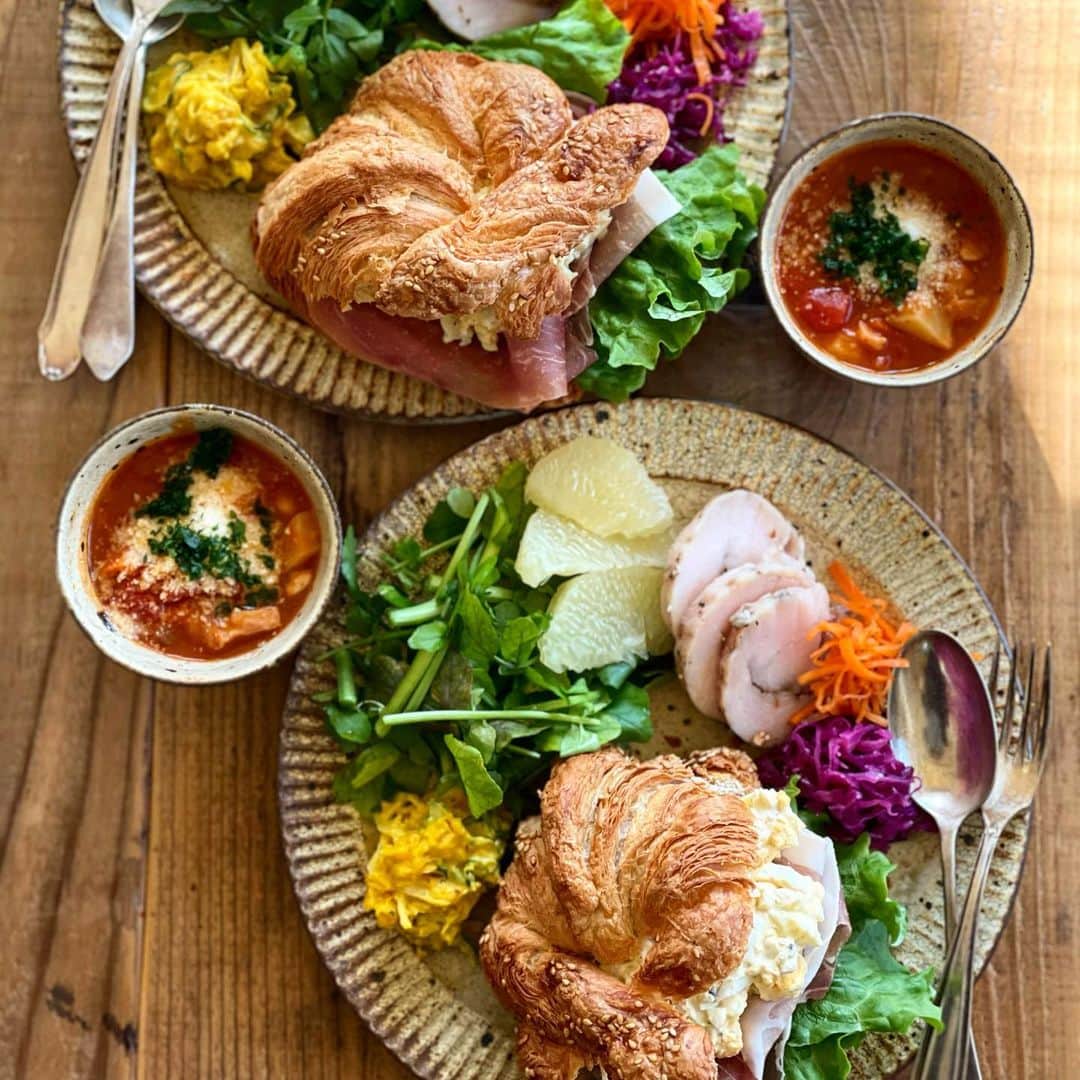 Atsukoのインスタグラム：「こんな時間ですが今日のブランチ😋 2021.01.31  シティーベーカリーで買ってきたクロワッサンでサンド。  生ハム卵サンド かぼちゃサラダ 鶏ハム ラペ クレソンとグレープフルーツのサラダ ミネストローネ  久しぶりにクロワッサン食べたけど、やっぱりここのクロワッサンはでか過ぎて1個食べたらおなかいっぱいに😂 まぁ美味しかったからよしとする😋  お昼寝してたらあっという間に夕方。 そして今日で1月もおわり💦 早すぎるー😂😂😂  今日は天国と地獄👍」