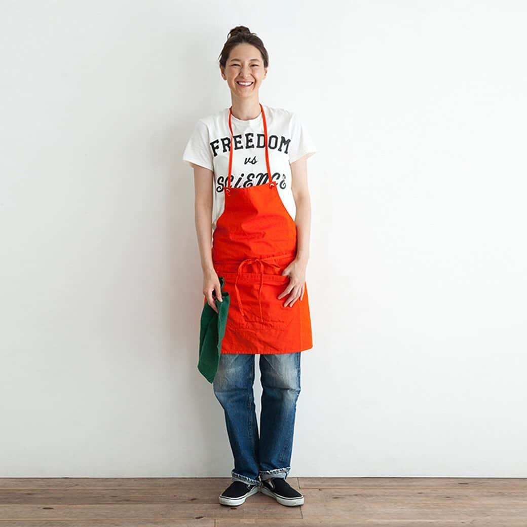 Simply_apronのインスタグラム：「＼再入荷しました！／人気カラーのオレンジ！COLOR CHINO APRON (Short) @simplycoltd  ビビットなカラーが目を惹くショート丈エプロン。 COLOR CHINO APRON (Short)のオレンジが再入荷しました！  着けるだけで元気になれそうなカラーエプロンで おうちの中でも明るい気持ちでお過ごしくださいね♪  ぜひ、オンラインショップにてご覧ください！  ----------------------------------  COLOR CHINO APRON (Short)  https://shop-simply-coltd.jp/products/detail.php?product_id=585  ￥ 5,500 ＋税  ----------------------------------  ★オンラインショップはプロフィールのURLから → @simplycoltd﻿     #simplycoltd #simply #シンプリー #暮らしを楽しむ #家事を楽しむ #エプロン #apron #胸当てエプロン #再入荷しました #オレンジ #orange #カラーエプロン #コットンエプロン #ビタミンカラー #ユニセックスエプロン #男女兼用エプロン #ギフト #gift」