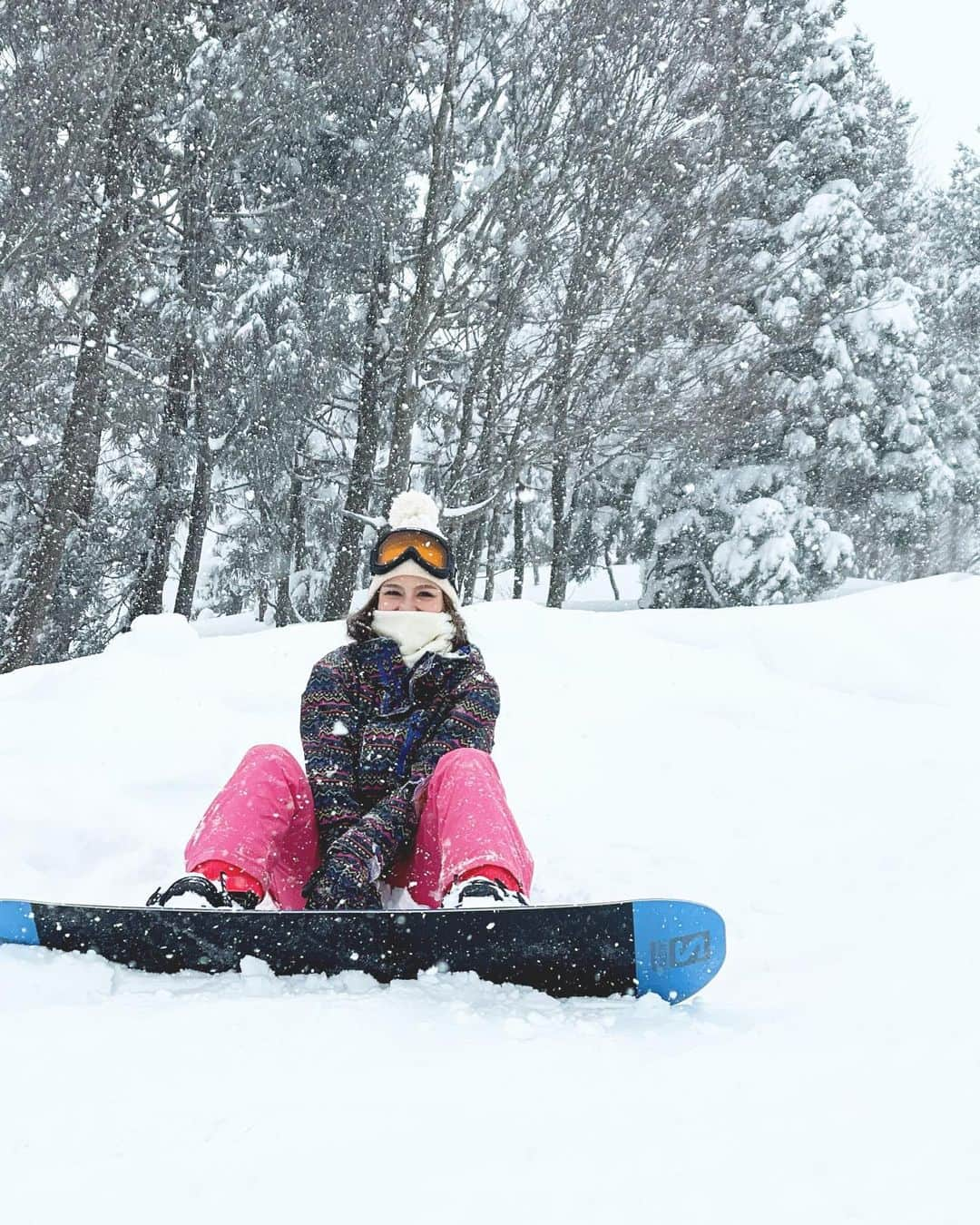 英里子のインスタグラム：「☃️🎿❄️  日帰りでスノボをしに☺︎ せっかくターンの仕方を教えてもらったのにカメラではおさえられずに終わりました。笑  #人生2回目のスノボ」