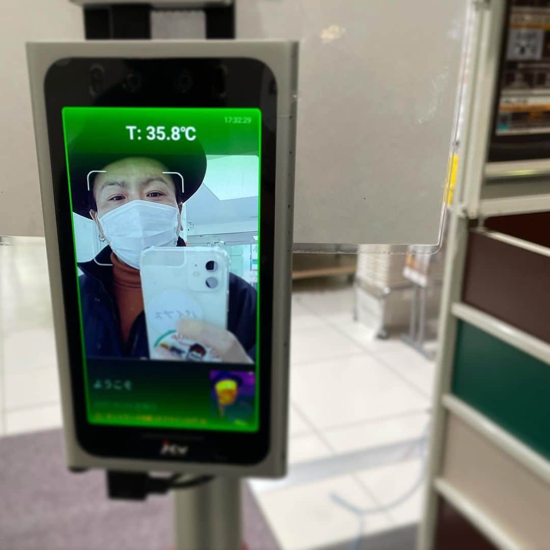 シーサーのインスタグラム：「・ ・ みんな夕飯なんだろな。 明日から2月ですってよ！！！ ボクは今日も元気君です◎ ピス！  #今日の夕飯なんだろな」