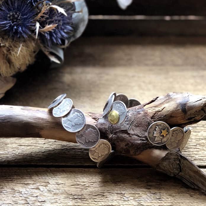 のインスタグラム：「Button Works Mercury Dime Coin Bangle.  #standardcalifornia  #スタンダードカリフォルニア #buttonworks #ボタンワークス #bangle #バングル #silver #silveraccessory #シルバー #シルバーアクセサリー #bracelet #ブレスレット #mercurydime #マーキュリーダイム #fashion  #ファッション　 #internationalshipping  #overseashipping」