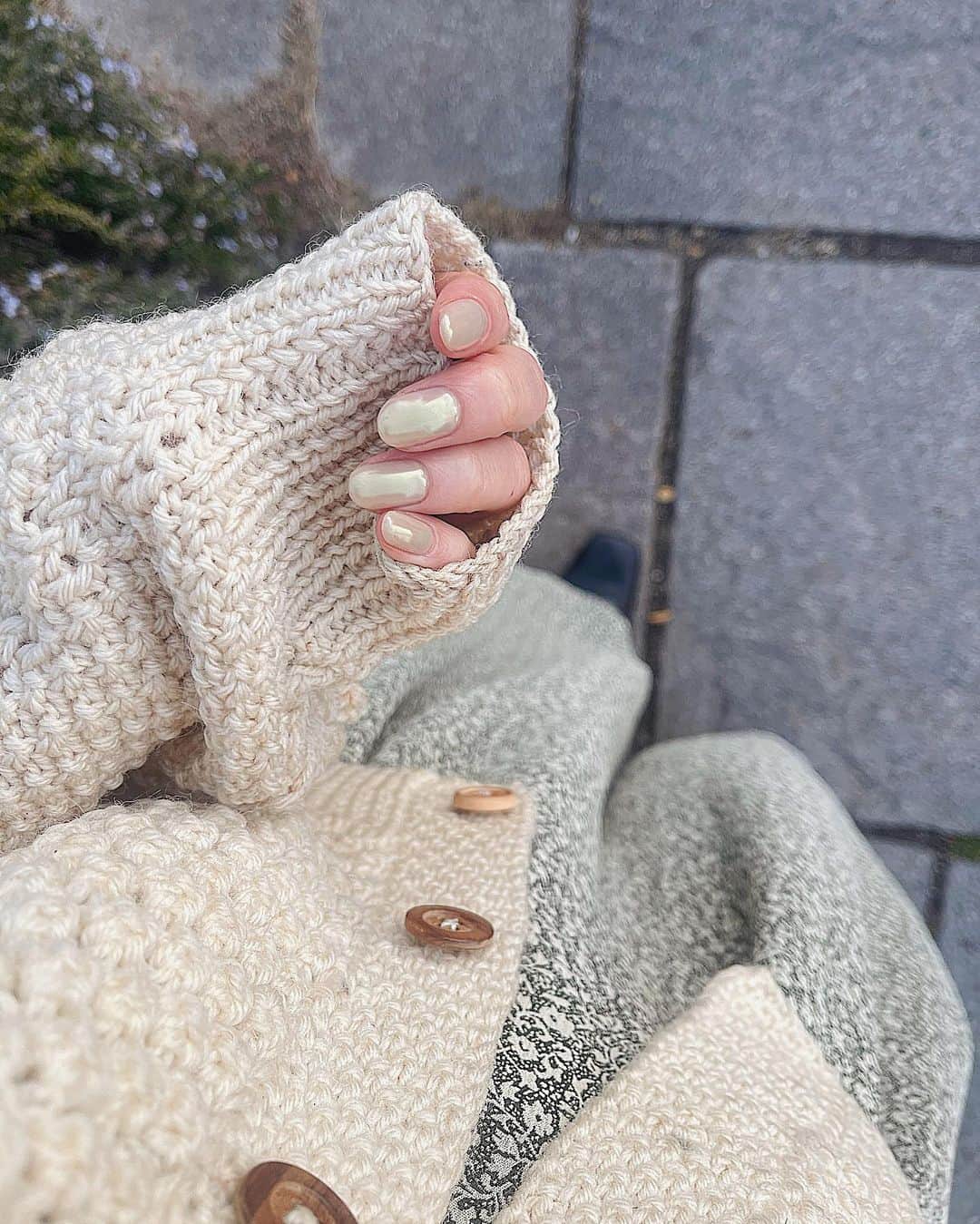 sakincho1028のインスタグラム：「ニットと重ねれば着れるかなって、 おろしたてのお洋服がとてつもなく寒かった。春が待ち遠しい。 春服が1番好き。 #shinzone」