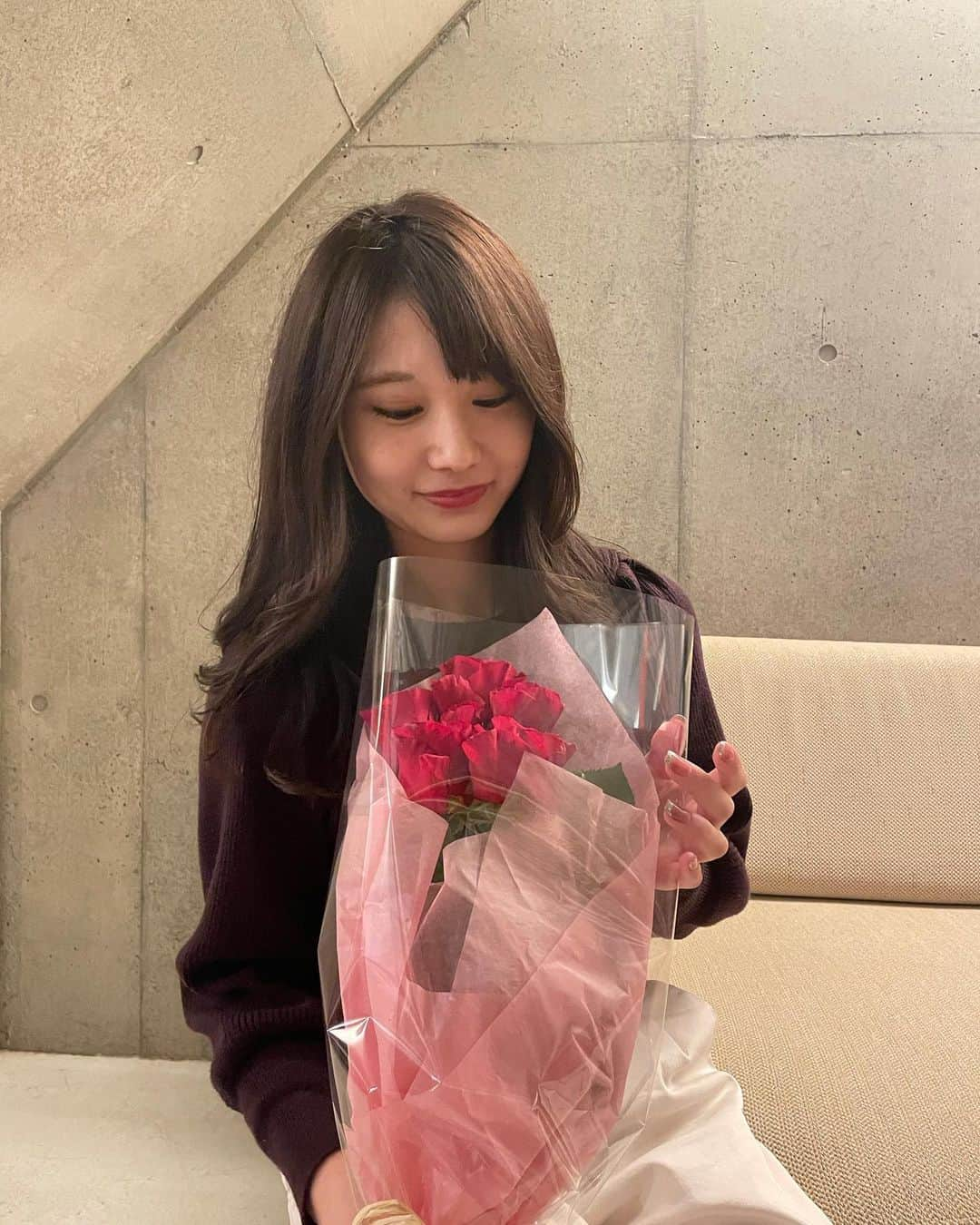 林愛莉のインスタグラム：「23歳おめでと自分🌹🌹🌹 密かに迎えたのにメッセージくれた人達ありがとうございましたー」