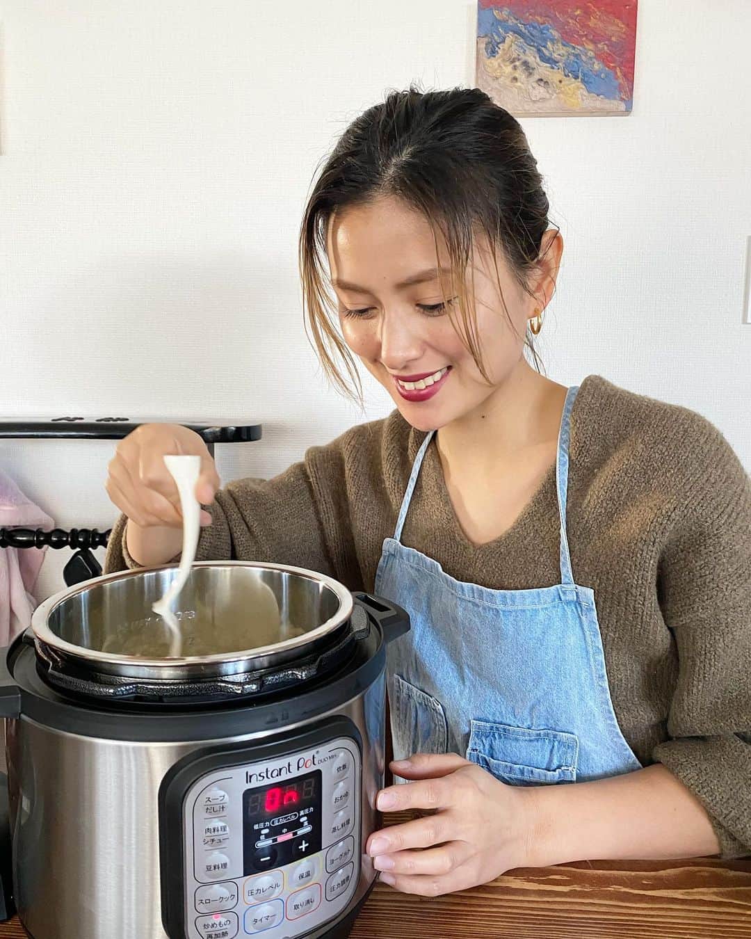 国枝洋子さんのインスタグラム写真 - (国枝洋子Instagram)「今まで圧力鍋を使わずに料理してきたけど、、 やっと！圧力鍋デビューしました😂 @instantpot_japan  使うのをずっと楽しみにしてました♡ 電気圧力鍋だからわざわざキッチンに立たなくてもコンセントさえあれば作れちゃう。  材料炒めて、そのまま圧力鍋モードに切り替えて、スイッチ押したら15分くらいでできちゃった… びっくり😭  今日はバターチキンカレーを作ったよ🌿  明日はおでんにしようかな🍢？ また料理する楽しみが増えました☺️  #全米No1 #インスタントポット #Instantpot #電気圧力鍋 #ボタンを押したらあとはおまかせ #煮込み最速 #マルチクッカー #1台7役 #InstantpotLove #Instantpotのある生活 #時短ごはん #圧力鍋デビュー  #おうちごはん」1月31日 18時23分 - kunieda_yoko