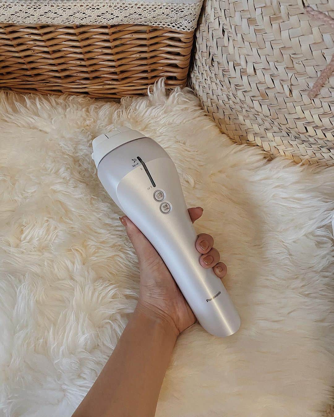 目見田早弥子のインスタグラム：「✨. @panasonic_beauty の光エステ。 これ１台で全身ケアできちゃうのですが、 ボディ用、フェイス用、ビキニ用と それぞれで波長を調整してくれるアタッチメントがついていて なるほどこれはいいな💭✨と思いました👏🏻 今までにも全身使えるムダ毛ケアの機械って 使ったことがありますが 照射する部位が変わるのに照射範囲や出力は変わらないから ちょっと不安だったのでこの機能ほんと素晴らしいです🌟 男性のヒゲにも使用可能なので 家族みんなでケアできてとっても優秀! そしてさらに嬉しいのが 美肌に効果のある光エネルギーがアップして、 使えば使うほど美肌ケア効果を実感できるんだそう!🍑 #パナソニックビューティ#パナソニックビューティ美容部#美容家電#PR#パナソニックビューティ社外美容部#光エステ#美容#beauty」