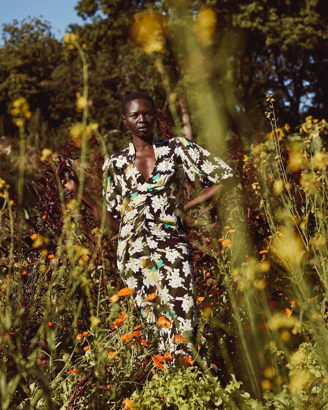 バイティモのインスタグラム：「Spring Summer 2021 is here 🌻 We are delighted to bring you a hint of summer with our collection “Memory Lane”, giving tribute to nostalgic Norwegian summers! All the flower prints in the collection are inspired by Nordic blossoms with inspiration from Tine’s vintage archive. Sustainability is as always of the highest importance, and all the fabrics used in the collection are made sustainably. The collection is produced at factories that take care of their workers, social compliance and a strict code of conduct ensures just that🙏 Find the first drop of our new collection online at byTiMo.com ✨」