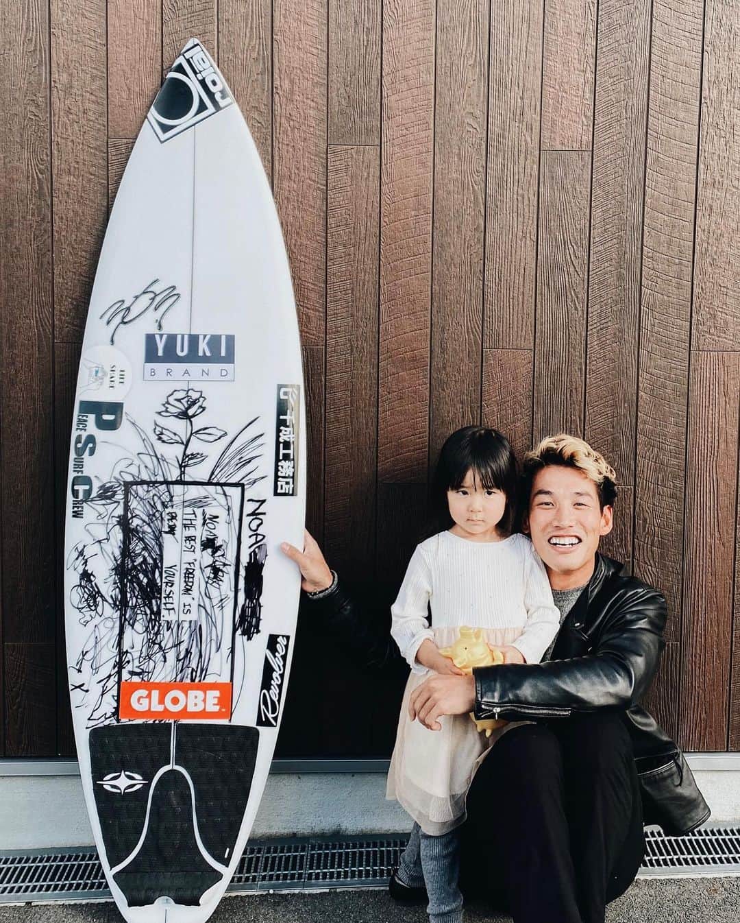 山中海輝のインスタグラム：「・ ・ @303surfboards  Flying-4 178×48.5×5.8  今回2本オーダさせてもらって1本の板にはNOAがデザインしてくれました✨ 3枚目の動画がその貴重なNOAアートの瞬間w  @303surfboards いつもありがとうございます☺️」