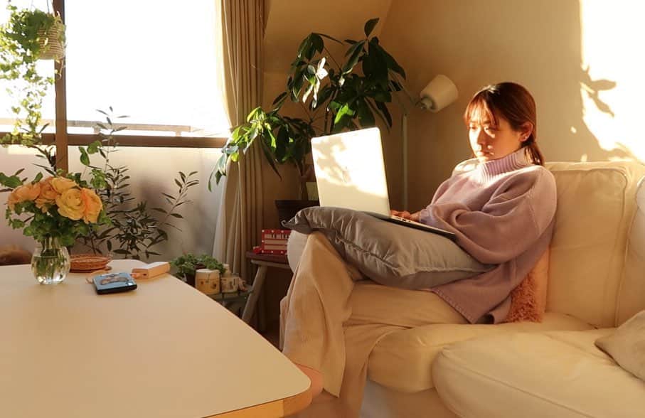 のインスタグラム：「. 何か真剣にしてそうで、  何もしてない午後🤣 ただパソコンで遊ぶ幸せな午後笑  #日常#のんびり#家#遊び#わくわく#home」