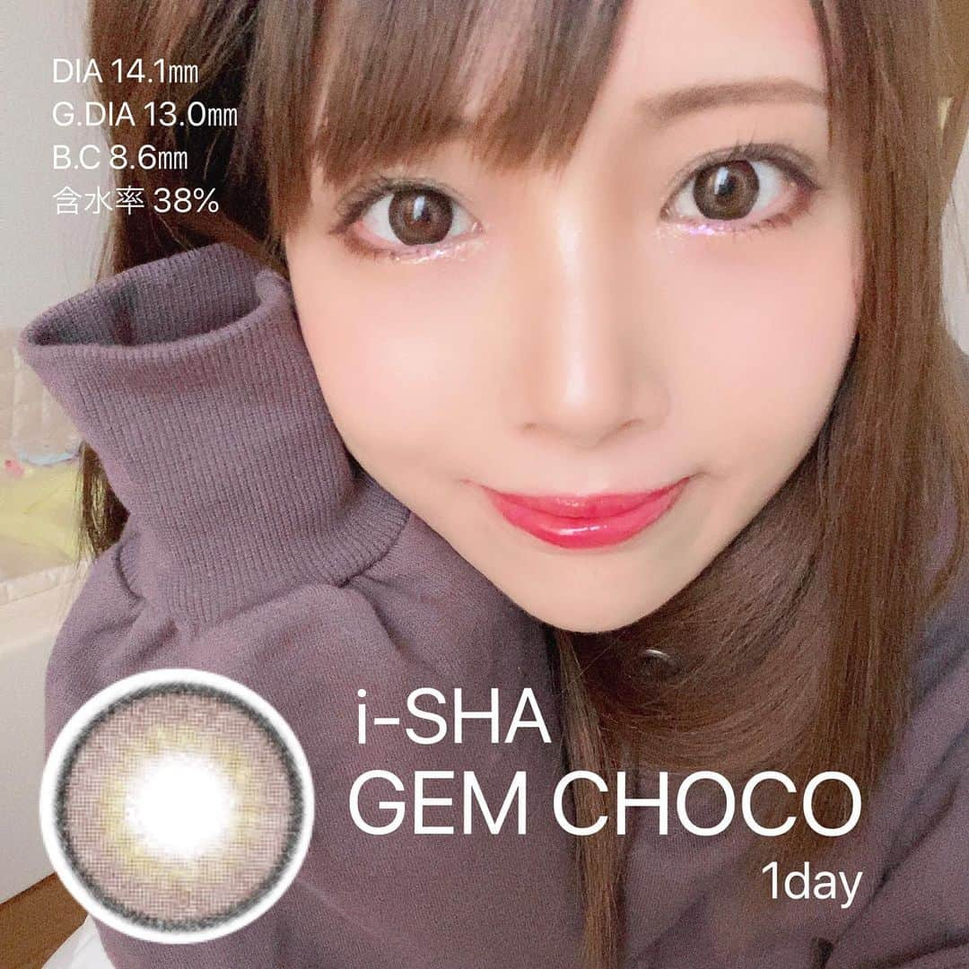 鈴木りんだのインスタグラム：「▶︎i-SHA / GEMCHOCO ONEDAY  レンズ直径 14.1㎜ 着色直径 13.0㎜ レンズBC 8.6㎜ 含水率 38%  #mitunolens さんから お試しでいただきました！  人気カラコンのワンデーが登場❣️ コンタクトって洗うの面倒だからワンデー嬉しすぎるw  ちゅるんとした深みのある立体感ですごいビー玉が埋め込まれてるみたいなまんっっまる目になる！！ ビー玉というかパワーストーンみたい(？)ですごい綺麗！可愛い🥺❣️ 色も暗めだしで結構はっきりくっきりしてるんだけど、立体感のある配色デザインと大きすぎないサイズから思いの外自然でとってもいい！ どんなメイクにも合いそうだし、ナチュラルメイクだと清楚な童顔アイドル顔になれるよ🤤笑  #蜜のレンズ #カラコン #韓国カラコン #カラコンレビュー #カラコンレポ #PR」