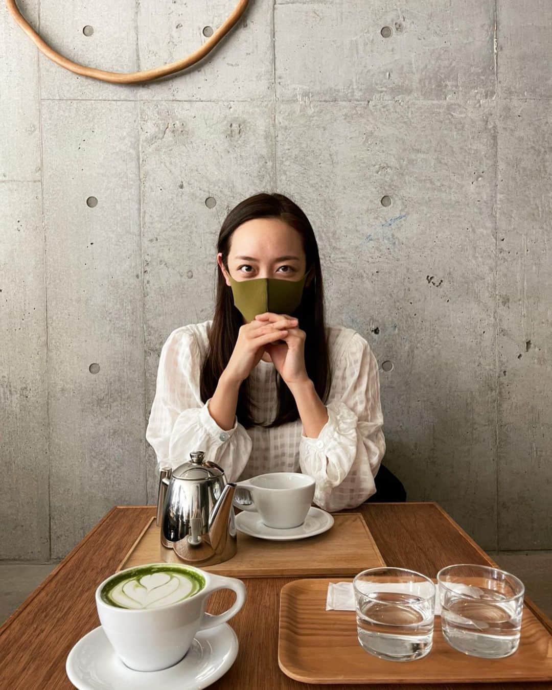 我謝レイラニのインスタグラム：「抹茶ラテ✖️抹茶色マスク ↑にツボったみたいで写真たくさん撮ってくれた💚 今年はまだまだマスクが手放せない年だけど‥その分風邪も引きにくくなったし、むしろ風邪すら引いてはいけない空気なので少しでも体調が悪くなりそうな雰囲気感じたら蜂蜜✖︎生姜を摂取したり、、健康に気をつけるよーになったのはいいことだね⁎ˇ◡︎ˇ⁎笑 明日から2月♡1ヶ月があっとゆーますぎてびっくりする💦 #W抹茶」