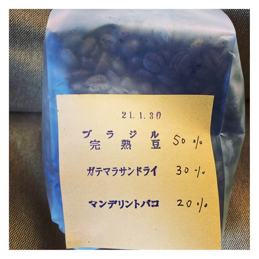 林幸治さんのインスタグラム写真 - (林幸治Instagram)「コーヒーに詳しいバーテンダーさんに教えてもらったブラジル5ガテマラ3マンデリン2の比率でいつも行ってるコーヒー豆屋さんに焙煎してもらった。ブラジル、ガテマラ、マンデリンと言ってもそれぞれに色々と種類があるのでなんともよくわかりませんが、まずは1回目。  うーん、きっと難しい世界。  それなりに美味しいですが。  そんなコーヒーの話もしているNorthern BoysのHPのONLINE RADIO、久々に更新しました。  #20 咲か師と枯ら師 　　  https://northernboys.net/  #コーヒー #ブレンドコーヒー #コーヒー好きな人と繋がりたい #ノーザンボーイズ　#お花の話で盛り上がる」1月31日 18時29分 - tct_koji_hayashi