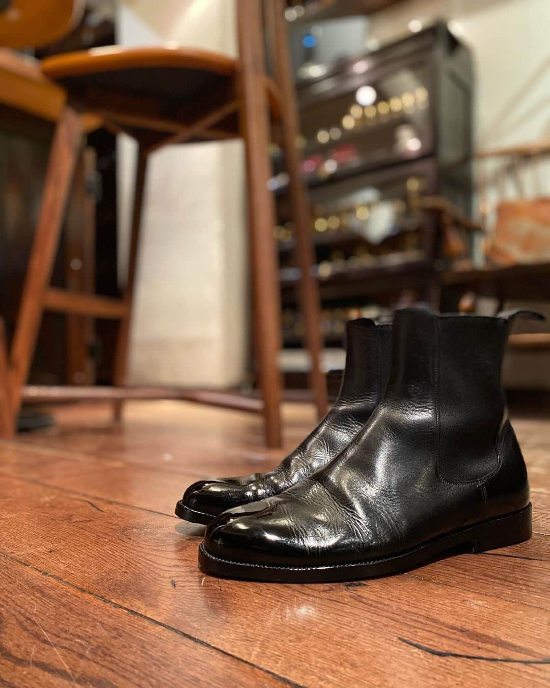 Yuya Hasegawaさんのインスタグラム写真 - (Yuya HasegawaInstagram)「@gucci  最近刺激的な20代のお客様が多くいらっしゃいます。未来はそう暗くないと勇気づけられます。 革靴を仕事で履かなくても良くなった現在、これから自分の足をきちんとした革靴で装う人がどれくらい残るのか。そう、残るのかっていう感覚がしてます。人間はいつだって楽な方向へ流れます。なんでも簡単で便利な方へ。服装も楽で簡単な方へいってます。それはそれで良いんですけど、でもいつだって心が躍るのはキチンとした物を身につけている時なはず。 これからますます人々のカラーが如実に出てくる時代、美しい足元でいることが大きな自己表現となる時代が来た気がします。 磨きを施され修理を重ねて味わい深い皺が入った靴からはその人の靴への愛情が溢れています。これが"私はこんな人です"ってめちゃくちゃ雄弁に語ってます。靴はその人の鏡だっていうのはマジ本当だと思う！！  #gucci #brifth #shoeshine #靴磨き」1月31日 18時29分 - yuya.hasegawa.brift.h