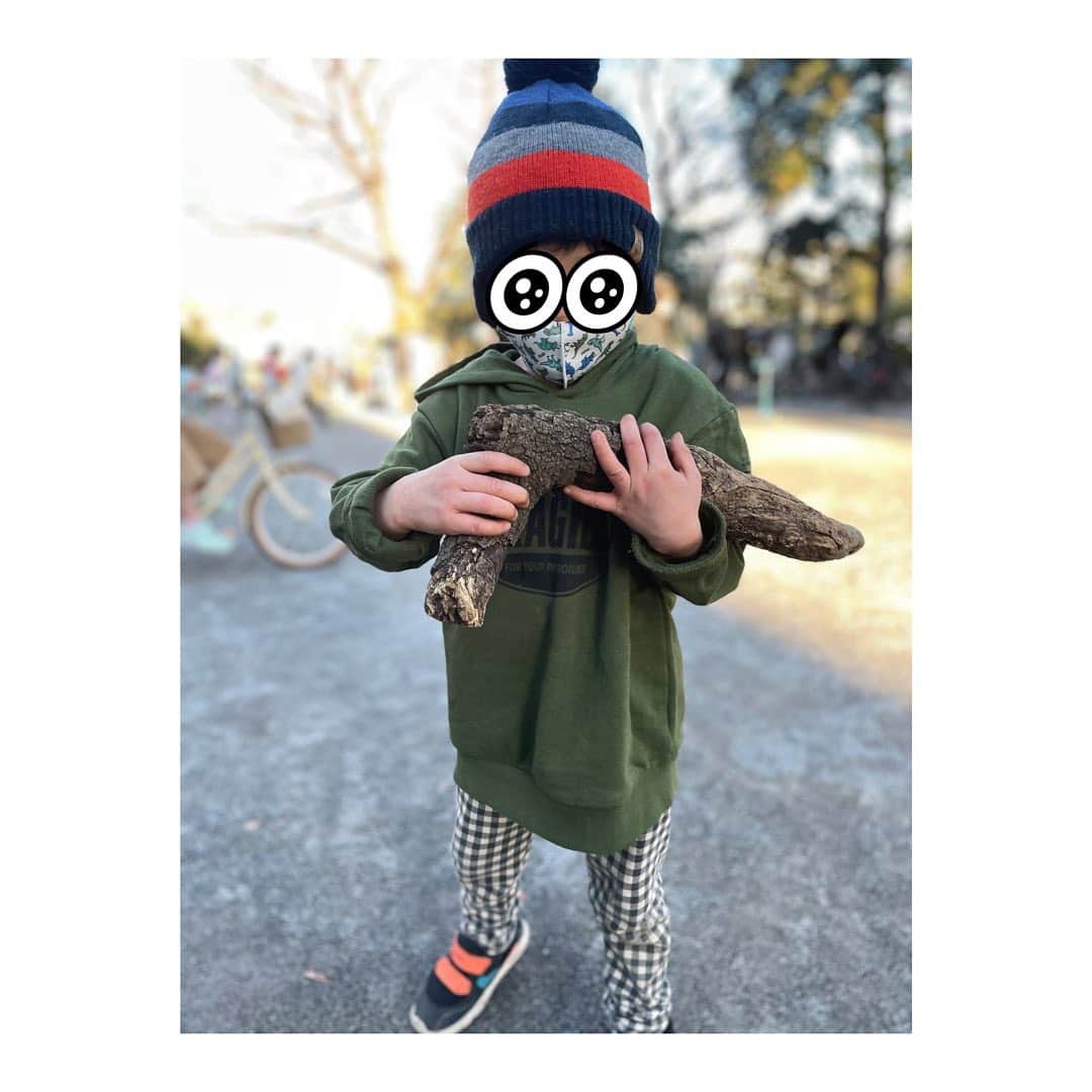 三倉佳奈さんのインスタグラム写真 - (三倉佳奈Instagram)「天気がいいので昼は公園へ☺︎ 銃みたいな形の木を見つけて大事そうに抱える息子。 顔はキメ顔です。  その後、家に持ち帰りました。汗  #公園遊び  #息子4歳 #たからもの」1月31日 18時31分 - kana_mikura0223