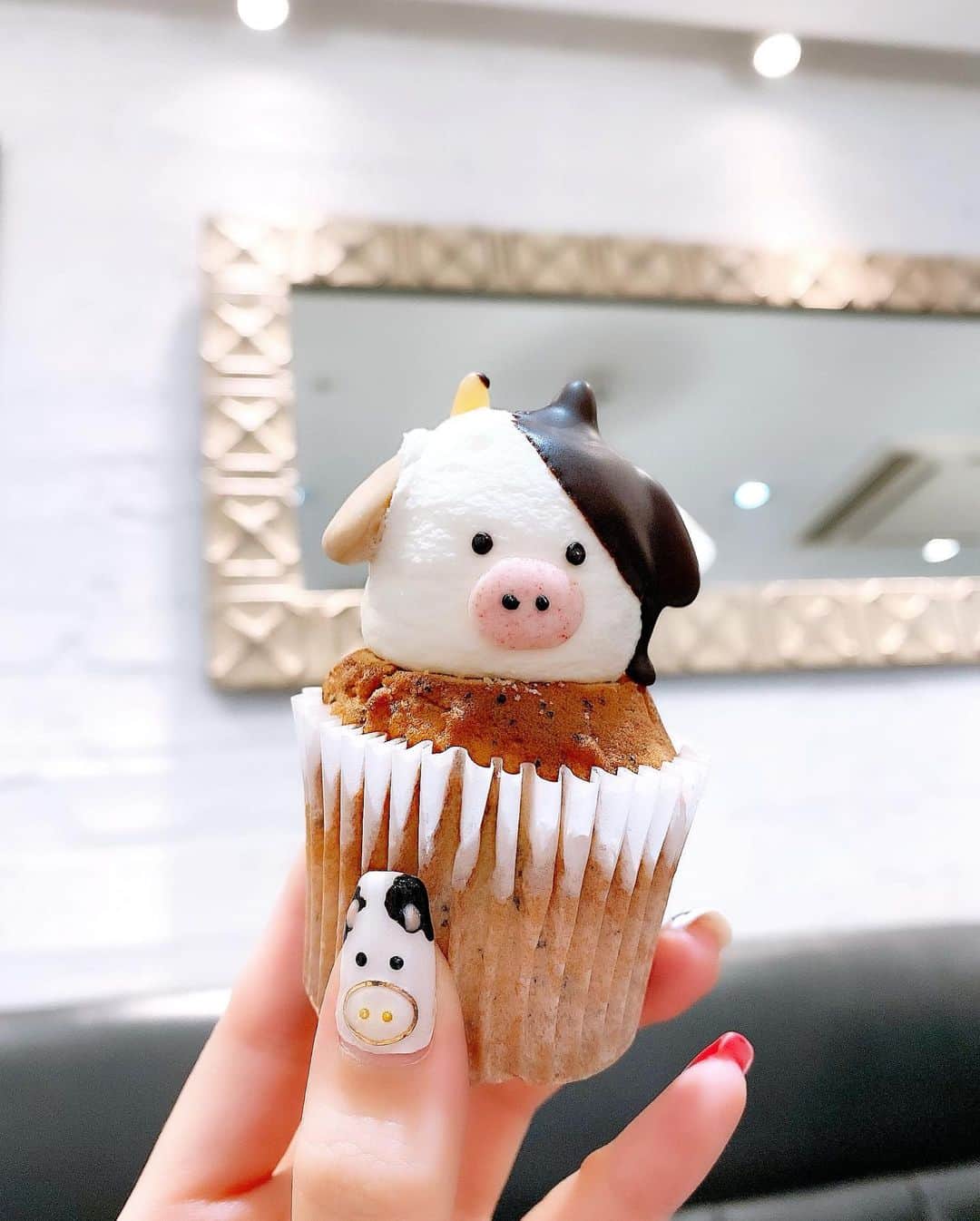 葦原海さんのインスタグラム写真 - (葦原海Instagram)「🖤🤍🐮🤍🖤     年明けて…1ヶ月終わるの早すぎ！！   1月は新しいご縁が沢山あって 去年会えなかった方々にも数人会えて 色んな人と『未来.*☆』について語って楽しすぎた🥰✨     明日から2月。 とある事が始まるんだ✊🏻💥 ワクワクが止まりませ〜ん。   お知らせするのが楽しみだ🥰❣️     12年に一度くる年女🐮 もぉ〜(🐄) がんばっちゃうぞ！！！     ケーキは以前も載せたことある 📍Fairycake Fair ( @fairycake_fair )   干支にちなんだ牛ケーキが可愛い🐮 味がミルク&ティーで好みだった🫖 ストロベリーチーズもさっぱりで好き🍓💛    📷⇨2021年1月下旬   【詳細】  🕒営業時間 月-土▶︎8:00-22:00 日・祝▶︎8:00-21:00 💰予算 500円〜 / 1人 干支(牛)ケーキ 480円(税込) ストロベリーチーズケーキ 460円(税込) 🚃最寄駅 東京駅 (駅ナカ)     ♿︎❤︎レポ 駅中で、多目的トイレの心配もない☺️ テーブル席で椅子を外してもらって車椅子のまま食べたよ。お店が小さめだけど、比較的混んでないよ✨   . . . #東京駅 #カフェ巡り #ケーキ #セルフネイル #干支  #tokyo #cafe #cake #selfnail #code」1月31日 18時32分 - myu_ashihara
