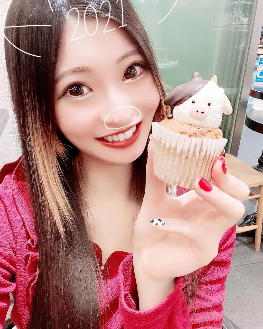 葦原海さんのインスタグラム写真 - (葦原海Instagram)「🖤🤍🐮🤍🖤     年明けて…1ヶ月終わるの早すぎ！！   1月は新しいご縁が沢山あって 去年会えなかった方々にも数人会えて 色んな人と『未来.*☆』について語って楽しすぎた🥰✨     明日から2月。 とある事が始まるんだ✊🏻💥 ワクワクが止まりませ〜ん。   お知らせするのが楽しみだ🥰❣️     12年に一度くる年女🐮 もぉ〜(🐄) がんばっちゃうぞ！！！     ケーキは以前も載せたことある 📍Fairycake Fair ( @fairycake_fair )   干支にちなんだ牛ケーキが可愛い🐮 味がミルク&ティーで好みだった🫖 ストロベリーチーズもさっぱりで好き🍓💛    📷⇨2021年1月下旬   【詳細】  🕒営業時間 月-土▶︎8:00-22:00 日・祝▶︎8:00-21:00 💰予算 500円〜 / 1人 干支(牛)ケーキ 480円(税込) ストロベリーチーズケーキ 460円(税込) 🚃最寄駅 東京駅 (駅ナカ)     ♿︎❤︎レポ 駅中で、多目的トイレの心配もない☺️ テーブル席で椅子を外してもらって車椅子のまま食べたよ。お店が小さめだけど、比較的混んでないよ✨   . . . #東京駅 #カフェ巡り #ケーキ #セルフネイル #干支  #tokyo #cafe #cake #selfnail #code」1月31日 18時32分 - myu_ashihara