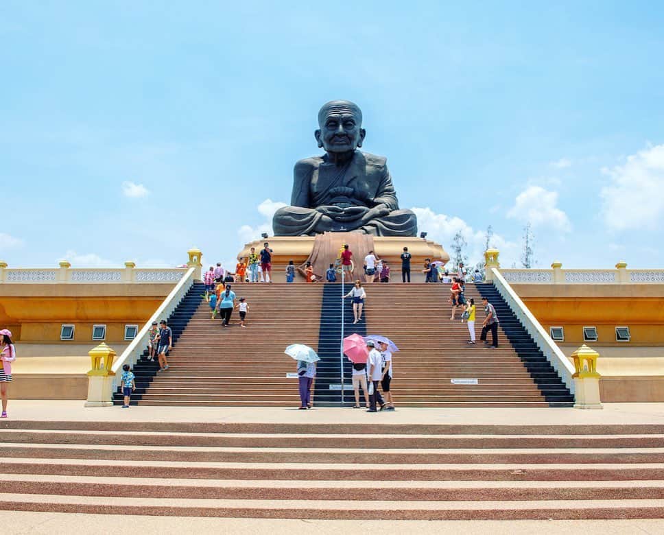タイ国政府観光庁さんのインスタグラム写真 - (タイ国政府観光庁Instagram)「・﻿ ／⠀﻿ タイでどこ行く❓何する❓⠀﻿ 今週の注目スポットは...🇹🇭✨⠀﻿ ＼⠀﻿ ﻿ 🌟今月のテーマ：開運（パワー）スポット﻿ 📍ワット・フアイモンコン﻿ ﻿ 今週は、タイ湾に接するリゾートエリア・ホアヒンの「ワット・フアイモンコン」に注目👀✨⠀ ﻿ ﻿ ホアヒン郊外にあるワット・フアイモンコンは、「海水を真水に変えて人々を救った」伝説を持つ高僧ルアン・プー・トゥアットを祀っている寺院です💁‍♀️その像は高さ約11.5m、座幅約9.9mと、国内最大級を誇ります👏﻿ ﻿ 巨大像の前に設置されているのは、ルアン師を背に乗せた３つの頭を持つ象「エラワン象」🐘この下をくぐることで、願いごとが叶うとされています🕊﻿ ﻿ ホアヒン屈指のパワースポットで、願い事をしてみてはいかがでしょう🙏﻿ ﻿ ＜アクセス＞﻿ バンコクからホアヒンまで鉄道で約3時間半。その後乗り合いタクシー等を使って、約40分🚗﻿ ﻿ #タイ #ホアヒン #ワットフアイモンコン #ルアンプートゥアット #エラワン象 #タイ寺院 #お寺巡り #お寺好きな人と繋がりたい #パワースポット #パワースポット巡り #こんなタイ知らなかった #もっと知りタイ #タイ旅行 #ホアヒン旅行 #旅好きな人と繋がりたい #thailand #huahin #huahintrip #wathuaymongkhon #luangputhuat #erawanelephant  #temple #powerspot #thainess #amazingthailand #thailandtravel #thailandtrip #thai #thaistagram #lovethailand ﻿ ﻿ ﻿」1月31日 18時32分 - amazingthailandjp