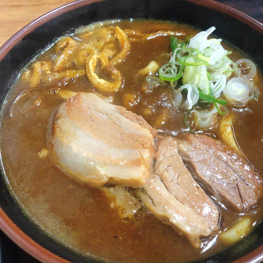 南條早紀のインスタグラム：「🍛🍜❤️ . 久々に食べた大吉のカレーうどん☺️ . お出汁の効いたカレーも、 手打ちのつるつるもちもちのうどんも、 甘辛くてほろほろでご飯が進むお肉も、 どれも最高に美味しくて大好きなんだ❤️ . 幸せな気持ちになりました🤤💕 . . #富山県 #富山市 #富山 #とやま #toyama #富山グルメ #大吉 #手打ちうどん #カレーうどん #富山ランチ #富山エール飯 #富山旅行 #絶品 #カレー #うどん #角煮 #最高 #休日 #休日ランチ #ごちそうさまでした #幸せ #食べるの大好き #食べるの好きな人と繋がりたい #アナウンサー #南條早紀 #なんじょうのにちじょう #❤️」