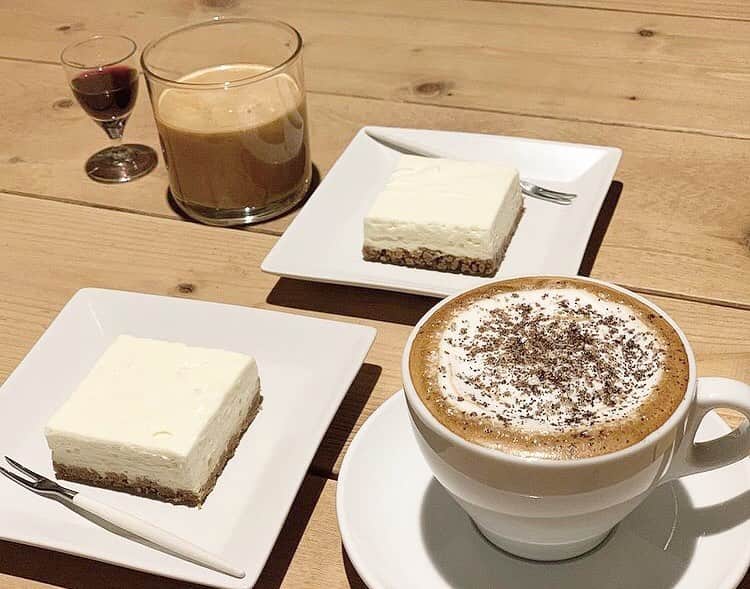 のインスタグラム：「［#cafemiru_福岡］﻿ ——————————————————————﻿ ぬくもりを感じる洗練された空間🌿「REVERSE」﻿ ﻿ 濃厚なレアチーズとクッキーのサクサク感😆🎉ケーキに合わせた器も楽しみの一つですね😋💞﻿ ﻿ ☑カプチーノコンパナ☕️﻿ ☑チーズケーキ🧀﻿ ※販売状況は事前にお店へご確認ください。﻿ ﻿ 📍REVERSE﻿ ⚪︎住所 / 福岡県北九州市小倉北区船場町7-8﻿ ⚪︎営業時間 / 【月〜日】11:30〜25:00﻿ ※現在は営業時間が異なる場合がございますので、事前にご確認ください。﻿ ⚪︎定休日 / 不定休﻿ ⚪︎アクセス / 平和通駅より徒歩4分﻿ ﻿ 【#cafemiru_Fukuoka】﻿ 📍REVERSE﻿ ◎Open Hours / 【MON-SUN】11:30〜25:00﻿ ◎closest station / 「Heiwadori」﻿ ﻿ ☕️ @reverse_cafe_time﻿ 📷 @sag430﻿ ———————————————————﻿ Cafemiruでは「#インスタ探検隊」or「#cafemiru」をタグ付けしているカフェ写真から、運営スタッフが厳選してご紹介しています👀🔍」