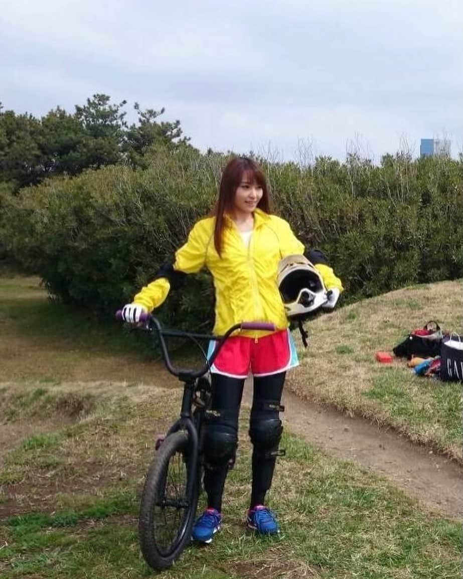 中川祐子さんのインスタグラム写真 - (中川祐子Instagram)「んー、 そろそろまたBMXのパーツを変えたい！ あと、 今年はマウンテンバイクも復活したい！ っていうか、 早く念願のダウンヒルコースに行きたい〜‼️ . 今、無性に身体を動かしたいモード(笑) . なんか、6年前にCMの撮影で BMXやってるところを撮影した時の写真が出てきた！(→swipe) 懐かしい〜☺️ . #病みあがりだけど #スポーツしたい #身体動かしたい #bmx #bmx女子 #マウンテンバイク #マウンテンバイク女子 #ダートコース #ジャンプ #ダウンヒル行きたい #バイクの免許も取りたい」1月31日 18時39分 - nakagawa.yuko