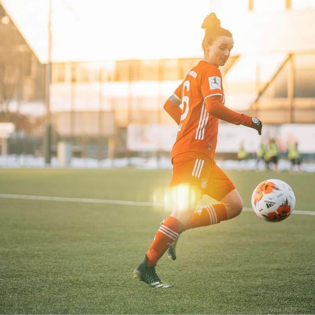 Lina Magullのインスタグラム：「Viel Freude im Norden 🤗 #dfbpokal #hsvgelände #waldörfersv #fcbayern #miasanbunt  📸 @fleibold.sport」