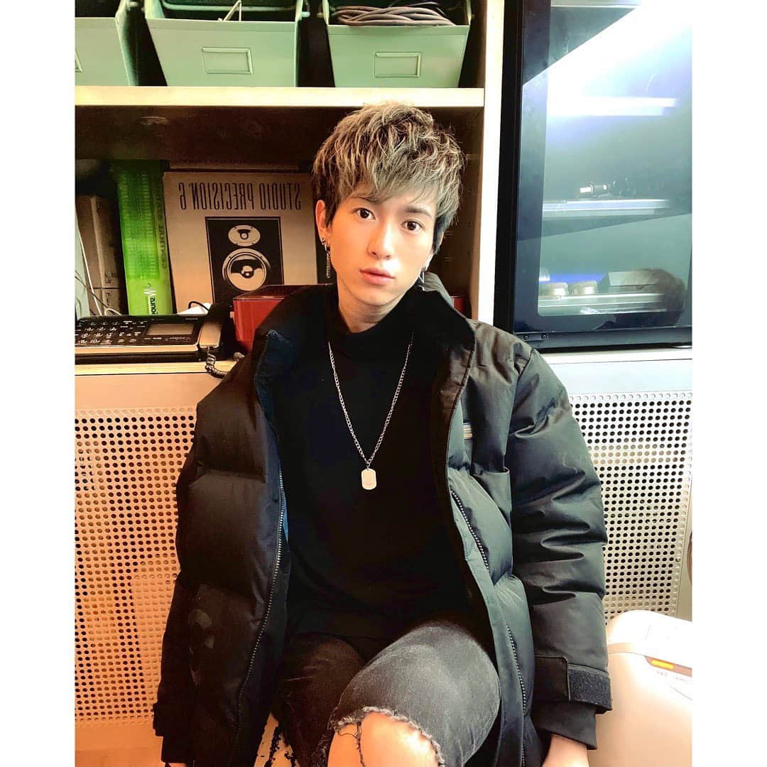 岡田鷹斗のインスタグラム：「Rec生配信🎙 ありがとうございました☆ レコーディングしてる姿や歌声を聴いてもらう機会はとても新鮮でとても貴重なお時間をいただきました。 またこれを生で聴いてもらえる日が楽しみになったな〜  #NEVAGIVEUP  #okadatakato #dance #vocal　#4人組　#photo #followｍe  #ネバギブ  #レコーディング」