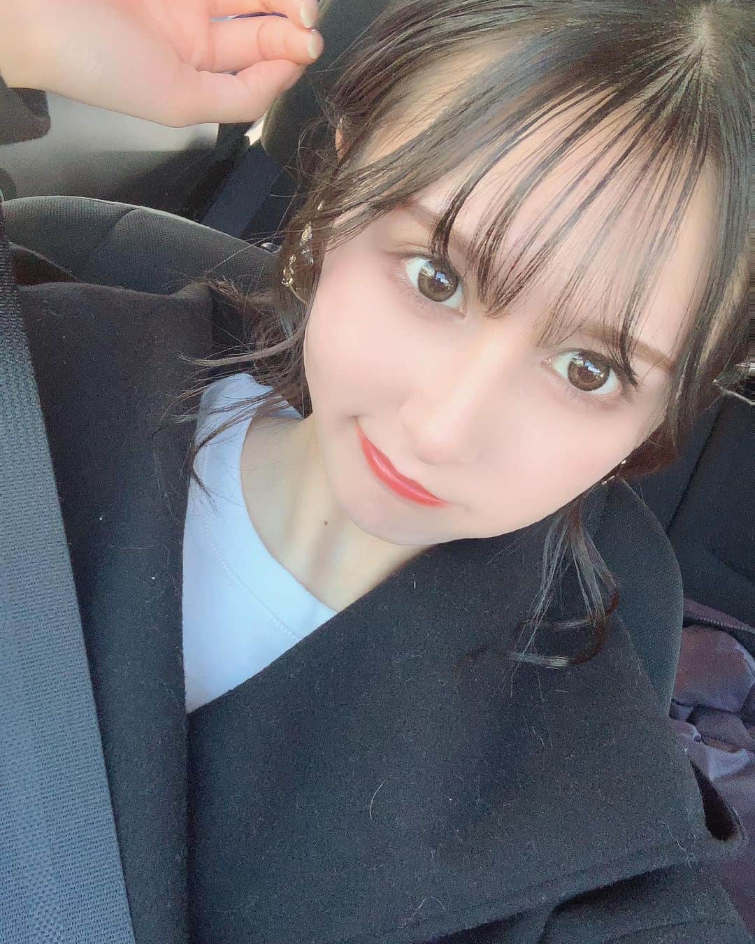 fuukaのインスタグラム：「. 最近はアイラインをリキッドから アイシャドウに変えて 目元はナチュラルで リップをしっかりめに塗るメイクに ハマってます😉💋 . .  #大人女子 #大人かわいい #大人メイク #メイク #ナチュラルメイク #ナチュラルカラコン #ナチュラル #リップ #口紅 #赤リップ #黒髪 #前髪 #前髪ぱっつん #シースルーバング #シースルー前髪 #ヘアアレンジ #ローポニー #ローポニーテール #ポニーテール」