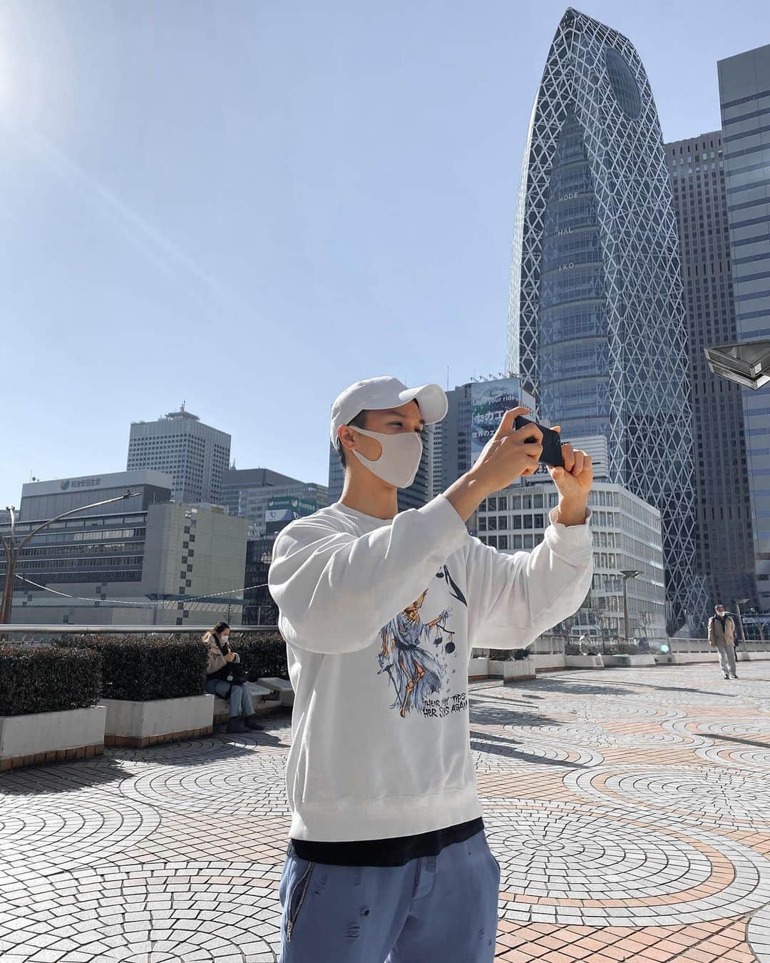 島村麗乃のインスタグラム：「﻿ ﻿ ﻿ ﻿ ﻿ Googlepixel5で時を収めてきました☺︎﻿ ﻿ ﻿ 自分が独立する時﻿ きっかけになった言葉は﻿ ﻿ ﻿ 「自分の人生って限られてるけど、例えばその20代って時間は20代でしかできないこともあるんだよね。後になって20代の時にやっておけば良かったって絶対に思うからできる時にできることはやっといた方がいいんだよ。それは遊びも仕事も全てにおいてね。時間って誰だろうが24時間だからね。本当に誰かに時間を使いたいなら良いけど、他人のために時間を使われるなら、自分のために使うべきだよ。」﻿ ﻿ ﻿ 10歳も年上の彼はたまぁーに連絡くれます☺︎﻿ 今でも彼をGODって呼んでます☺︎﻿ ﻿ ﻿ ﻿ ﻿ #筋トレ﻿ #パーソナルトレーナー﻿ #fitness﻿ #筋肉﻿ #己をハックせよ﻿ #筋肉をハックせよ﻿ #遊びじゃねぇから﻿ ﻿ ﻿ ﻿ ﻿ ﻿ ﻿ ﻿ ﻿ ﻿」