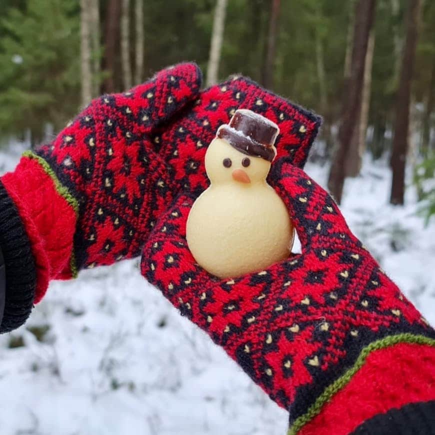 ティネスのインスタグラム：「Snowman's adventures continue ⛄😉 Latvia is covered with thick blanket of snow ❄. Latvians enjoy winter with long walks in nature and keep warm with Latvian mittens 🙌🇱🇻  Order finest quality hand- knitted mittens online! Knitted from 100% sheep wool yarn. More than  111 designs to choose from 😍 WWW.TINES.LV WORLDWIDE SHIPPING」