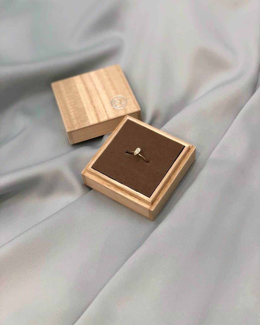 のインスタグラム：「.﻿ ﻿ オーダーしてたリングがついに到着💍﻿ 素肌に馴染むベージュゴールドに﻿ メレダイヤを散りばめた﻿ 繊細なデザインに一目惚れ🤍﻿ きらっと輝く手元を見るたびに﻿ 気分が上がります🥰﻿ ﻿ 私がオーダーしたA.T.C.S.のほか﻿ 素敵なジュエリーが今GATHER本店に勢揃い💫﻿ イベントは明日まで！﻿ ぜひこの機会にお越し下さいね😊💕﻿ @gather_honten  ﻿ ﻿ A.T.C.S.﻿ Affection 身に着ける愛着﻿ Tradition 伝統を受け継ぐもの﻿ Craftsmanship 職人の技﻿ Spirit 石に宿る精神﻿ の頭文字。﻿ ﻿ @ninamew_official#Ninamew#ニーナミュウ#セレクトショップ#selectshop#atcs#GATHER唐人本店」