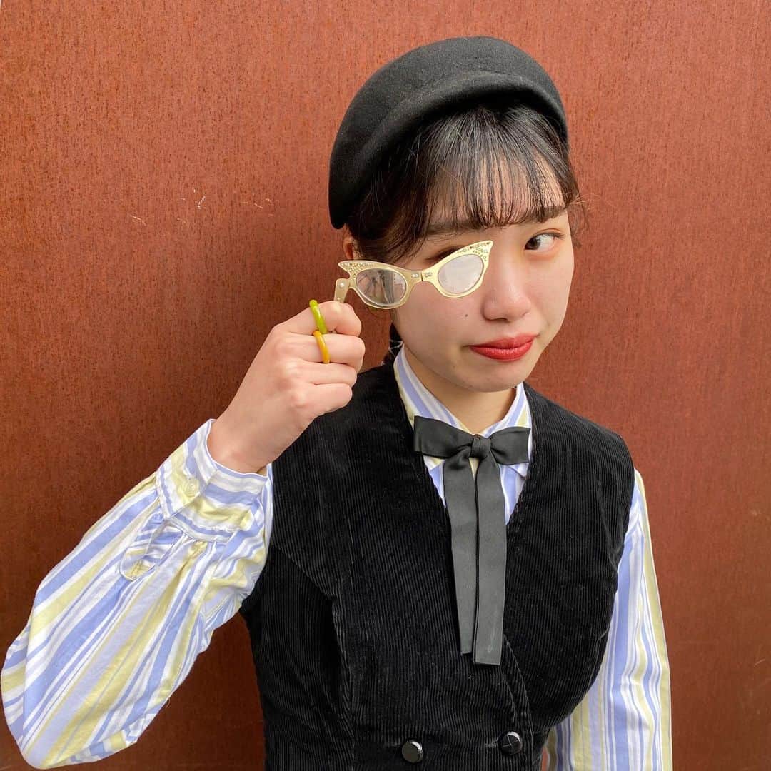 NUTTY Vintage&Collectibleのインスタグラム：「☕️NEW ARRIVAL☕️  ☑︎vtg 60's black corduroy vest with double buttons  タイトなシルエットのベストはダブルボタンがクラシックなムード。 スカートには勿論、ジョッパーズなどと組み合わせてもかっこ良く仕上がりそう。  スポーツウェアで有名な"Koret of California"。 シルエットが綺麗なフィット感のあるお洋服が特徴的です。  茶目っ気たっぷりのアイテムを散りばめて♡  ※skirtスタッフ私物  styling by @nutty_aiko   ---------------------------------------------------- 💐Formal Fair 2021💐1/18(mon)~ ☑︎ヴィンテージジュエリーALL10%OFF  🚌送料無料🚌1/15(fri)~ ☑︎VINTAGE ONLINE STORE ¥10000以上 ☑︎SELECT BOUTIQUE ONLINE STORE ¥5000以上 お買い上げで全国一律送料無料！ （※ONLINE STORE/その他通販全て対象） ----------------------------------------------------」