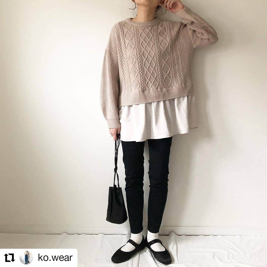 ハニーズ公式さんのインスタグラム写真 - (ハニーズ公式Instagram)「#Repost @ko.wear﻿ • • • • • •﻿ ﻿ 600-31-0865 ⑦グレージュ﻿ 『裾みせかけプルオーバー』﻿ ￥2,680﻿ ﻿ 593-154-7280 ⑤ピンク×チャ﻿ 『マスク(ケーブル柄)』﻿ ￥580﻿ ﻿ ※他私物﻿ ﻿ @ko.wearさんの投稿です。﻿ 素敵な投稿ありがとうございます。﻿ ﻿ • • • • • •﻿ ﻿ ﻿ @honeysofficial のレイヤードしなくても﻿ 裾にヒラヒラついてるタイプのプルオーバー 🪄﻿ ﻿ これ𝟷枚着たらよしなのが 楽 ～ 👍🏻ˊ˗﻿ ﻿ カラーはグレイッシュベージュ ﻿ なんとも ツボ🏺 なカラー ﻿ ﻿ そしてマスクも 𝙷𝚘𝚗𝚎𝚢𝚜 ˊ˗﻿ 𝚝𝚘𝚙𝚜 と合わせてみた 🗝﻿ ﻿ もうマスクしない日ないので 𝚌𝚘𝚍𝚎 とマスクが合ってると なんか 嬉しい 🕊﻿ 色んなデザインがありましたよー ﻿ ﻿ ﻿ ﻿ プロフィールのリンク 𝙿𝙰𝚁𝚃𝙴 (ファッションアプリ)からほいっと購入先に飛べまーす︎　┈┈　✈︎﻿ ﻿ 𝚝𝚘𝚙𝚜／@honeysofficial 🏷 裾みせかけプルオーバー﻿ ﻿ ﻿ ﻿ ﻿ #fashion#coordinate#ootd#partegram#30代ファッション#カジュアル#大人カジュアル#プチプラコーデ#ママコーデ#シンプルコーデ#黒スキニー#巾着バッグ#ファストファッション#プチプラのあや#あやらー#ハニーズ#Honeys#pr﻿ #kombassador」1月31日 18時47分 - honeysofficial