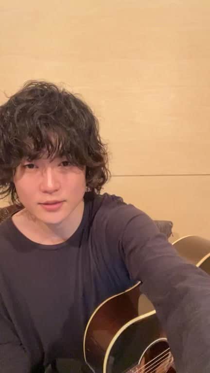 高津戸信幸のインスタグラム：「弾き語り」