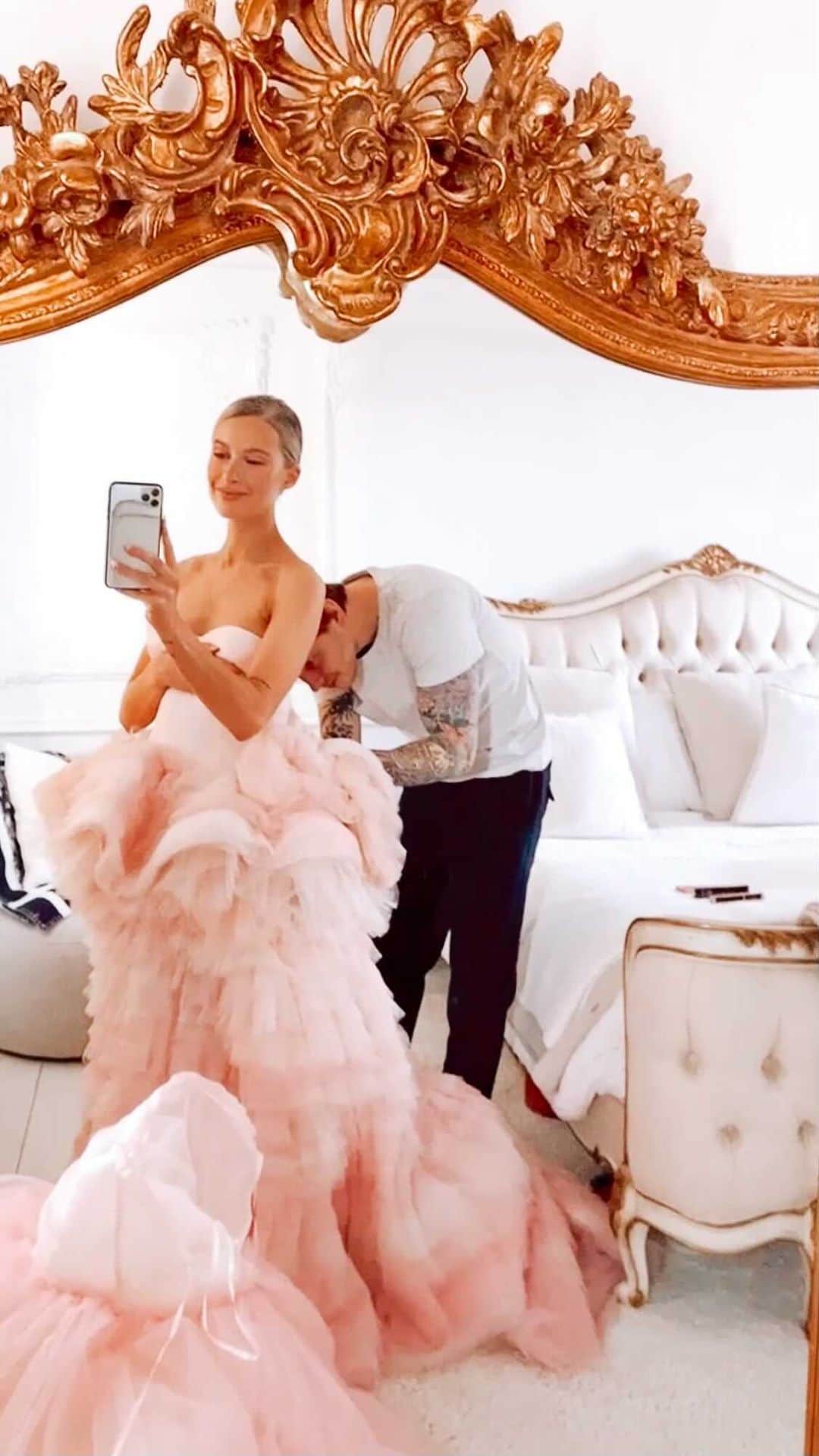 ビクトリアのインスタグラム：「I found myself a husband who likes to turn me into a Queen 👑❤️  Dress loan by @sallybeancouture ✨ Husband skills, his own 😂 @harrison」