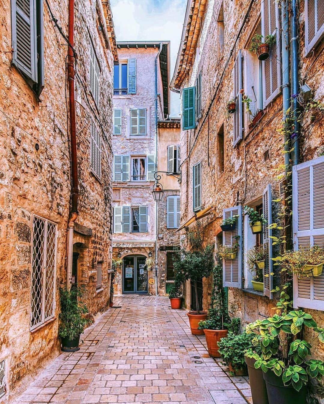 BEAUTIFUL DESTINATIONSさんのインスタグラム写真 - (BEAUTIFUL DESTINATIONSInstagram)「If you’d like to do some #armchairtravel, swipe through to take a peek at these charming nooks and corners of France. Who else is wishing they were strolling along these photogenic places? :rose:  1. Passage de l'Ancre 2-3. Éze, Provence-Alpes-Cote D'Azur 4. Grasse 5. Vence 6. Galerie Vivienne 7. Bormes-les-Mimosas 8. Mougins 9-10. Rue Rossetti Nice  From 1-10, let us know which spot is calling out to you the most! 🇫🇷  📽️ @julianontheroute 📍 France」1月31日 18時55分 - beautifuldestinations