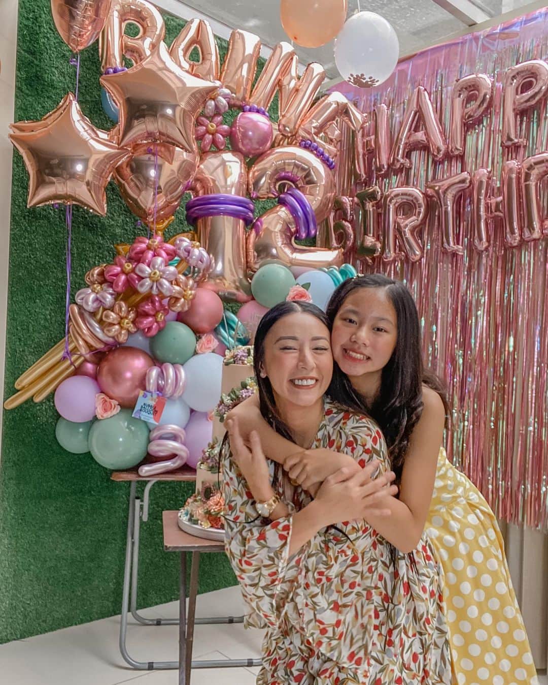 Kim Chiuさんのインスタグラム写真 - (Kim ChiuInstagram)「Late Post!📸 Belated Happy to our little Rainey!💗 We love you so much rainey❤️ Glad you enjoyed your quarantine birthday!🎂🏡 @kamchiu @twinklechiu @xianlimm   Special thank you to @partystationphils for the balloons.  @doughmesticph for the cake and @shobeslechondecebu ❤️」1月31日 18時56分 - chinitaprincess