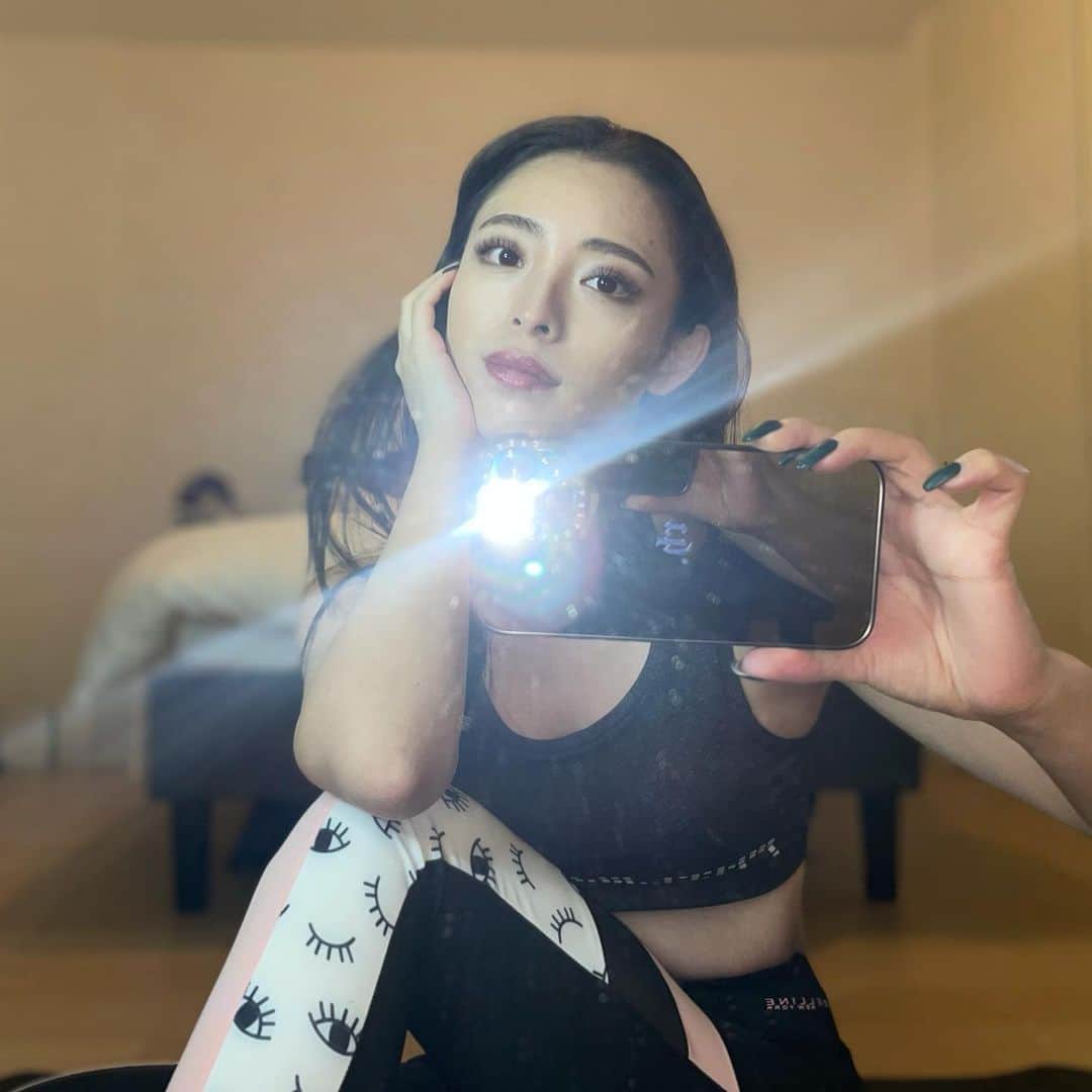 飯田りほのインスタグラム：「ジム終わったらお家で身体を整えましょう🧘‍♀️🧘‍♀️🧘‍♀️ . . . #お家時間 #トレーニング #筋トレ」