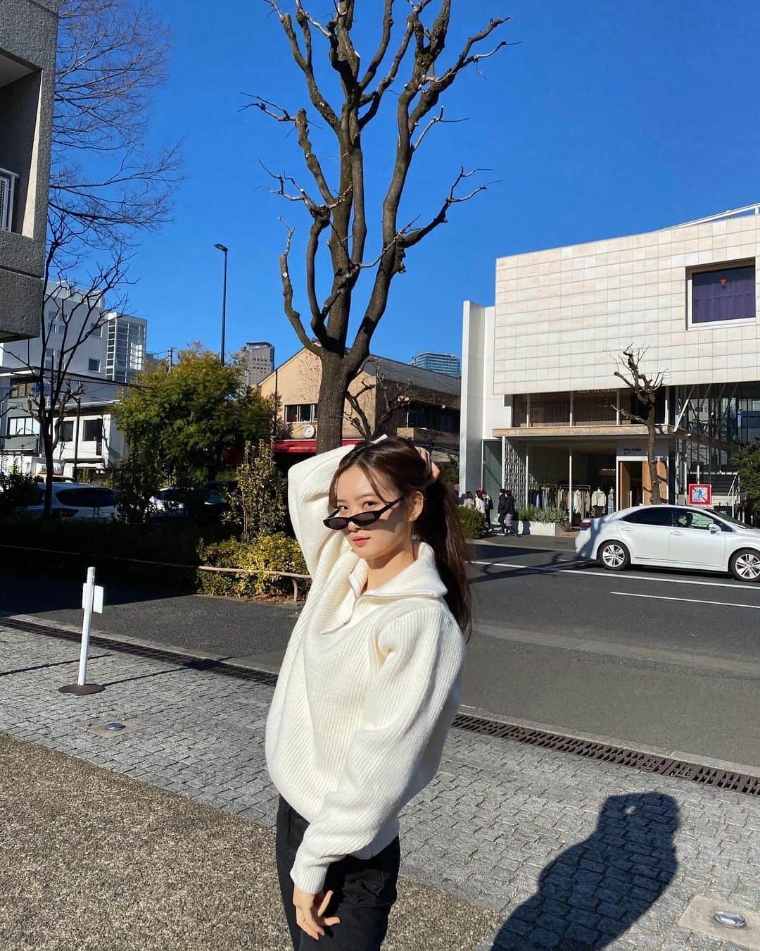 のインスタグラム：「@openclose_official #openclose  nice & cozy in my zipper knit tops🤍  たくさん質問頂いたzipper knit あったかくて生地もしっかりしててこの冬&春活躍してる✨  最後は安定。事故画。  #ミーコーデ  #ミーの毎日」