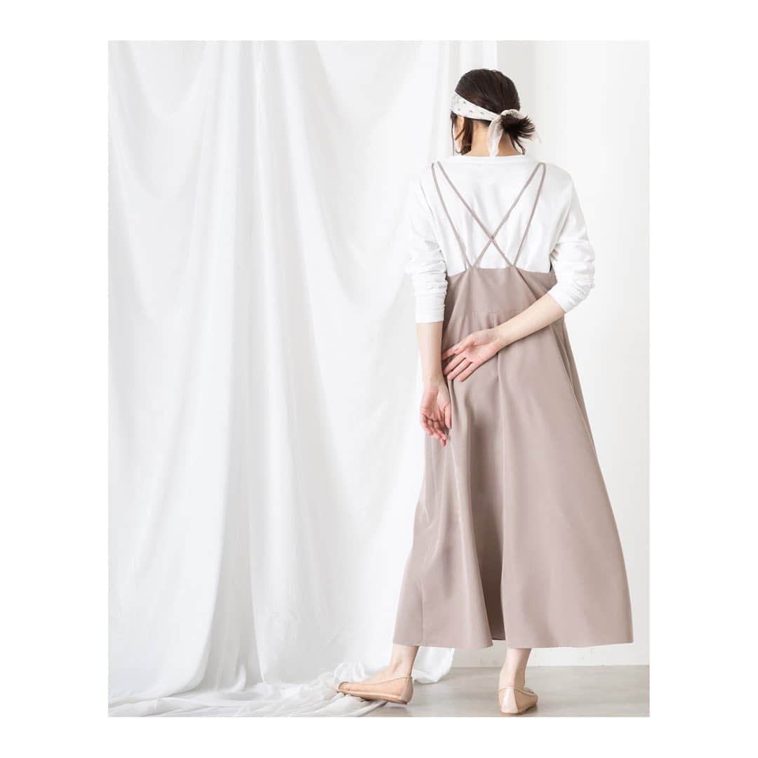 NATURAL BEAUTY BASICのインスタグラム：「新作WEBカタログができました。  --------------- 2021.PRE SPRING Gentle air ---------------  シャボン玉を吹くときのような「ゆとり」と、花を買うときのような「ときめき」自分自身が自然体でいられる生活のための服。  NATURAL BEAUTY BASICではこの春、Gentle airをテーマに仕事服はもちろん、おうち時間にも着心地の良いデイリーに活躍する服を提案していきます。  NO.5 ONE-PIECE STYLE 春も引き続き活躍のキャミワンピースは、バックスタイルがポイント！なめらかな肌さわりとマットで落ち着いた表面感が特徴です。落ち着いたカラー展開で、大人のニュアンスカラーコーデを楽しめます。  Credit ★印：着用カラー  ワンピース 1140270　￥8,250 tax in Color:ピンクベージュ★/チャコールグレー Size:S/M  ロングTシャツ 1163270 ￥3,850 tax in Color:オフ★/ライトグレー Size:M  スカーフ　1193170 ￥2,750 tax in Color:ベージュ★/ブルー  シューズ 1186270 ￥6,050 tax in Color:ベージュ★/グリーン Size:M/L  #ナチュラルビューティーベーシック #NATURALBEAUTYBASIC #略してNBBです #NBB #NBBコーデ  #春の新作カタログがきました #ワンピーススタイル #ワンピースコーディネート #シンプルコーディネート #大人シンプルコーデ #ニュアンスカラーコーデ #リラックススタイル #キャミワンピ #162cm #今日のコーデ #明日のコーデ #2021january」
