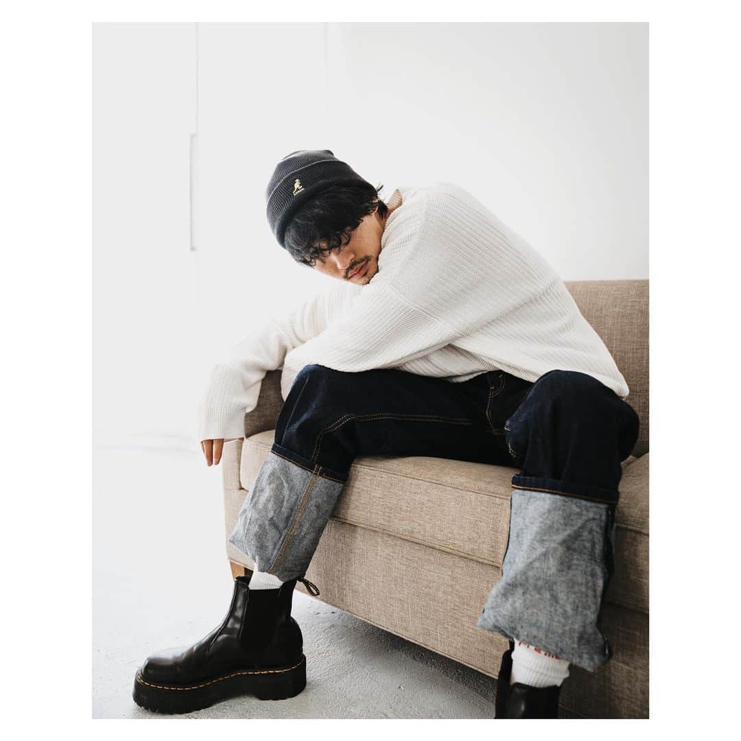 ロビンのインスタグラム：「What should I eat tonight?  なに食べようかな  Beanie: #kangol Jeans: #levis  Shoes: #drmartens   #fashion #mensfashion」