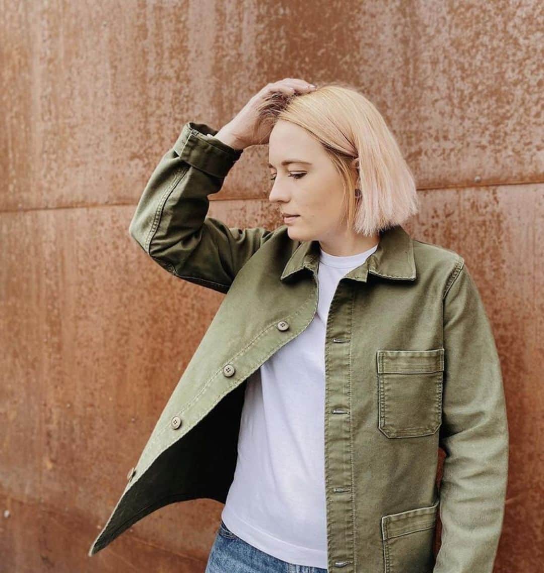 のインスタグラム：「Notre veste de travail existe en version traditionnelle - le «bleu de travail» - mais elle se décline également dans de nombreux coloris comme ici la version kaki portée par @vasilievame . 🧵 Nos vestes sont fabriquées depuis 1913 dans un tissu moleskine 100% coton très résistant. C’est une pièce intemporelle qui vous suivra toute votre vie. _____  Our work jacket exists in the traditional version - the «work blue» - but it is also available in many colors as here the khaki version worn by @vasilievame . Our jackets are made since 1913 in a very resistant 100% cotton moleskin fabric. It is a timeless piece that will follow you all your life.  #lemontstmichel  #workwear #workwearstyle  #workwearfashion #frenchworkwear#bleudetravail」