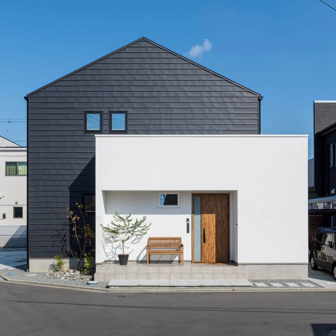 コラボハウス一級建築士事務所さんのインスタグラム写真 - (コラボハウス一級建築士事務所Instagram)「.⠀ 黒と白、三角と四角の対比が⠀⠀ 面白いシンプルなお家。⠀⠀ 横広のエントランスは、⠀⠀ ベンチを置いたり⠀⠀ お気に入りの植物を置いたりと⠀⠀ 家の顔ともいえる空間に。⠀⠀ .⠀⠀ 他にも沢山のお家をホームページで⠀⠀ ご紹介しています。⠀⠀ @collabo_house　のURLからご覧ください。⠀⠀ #ガルバリウム #塗り壁 #三角屋根 #玄関タイル #ベンチ #黒 #白 #玄関ドア #観葉植物 #シンボルツリー #シンプル #自分らしい暮らし #マイホーム #デザイナーズ住宅 #注文住宅新築 #設計士と直接話せる #設計士とつくる家 #コラボハウス #インテリア #愛媛 #香川 #新築 #注文住宅」1月31日 19時00分 - collabo_house