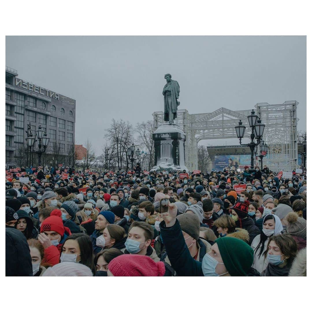 Magnum Photosさんのインスタグラム写真 - (Magnum PhotosInstagram)「On January 23rd, unauthorized rallies were held in more than 60 Russian cities, in support of jailed Alexei Navalny, the opposition leader to President Putin.⁠ .⁠ Magnum photographer @nannaheitmann witnessed a rally in central Moscow, one of the country's largest demonstrations in recent years. Independent monitors stated that more than 2,000 protesters were detained nation-wide. ⁠ .⁠ PHOTO: Pro-Navalny Protest. Pushkinskaya Ploschad. Moscow. Russia. January 23, 2021. ⁠ .⁠ © @nannaheitmann /#MagnumPhotos」1月31日 19時01分 - magnumphotos