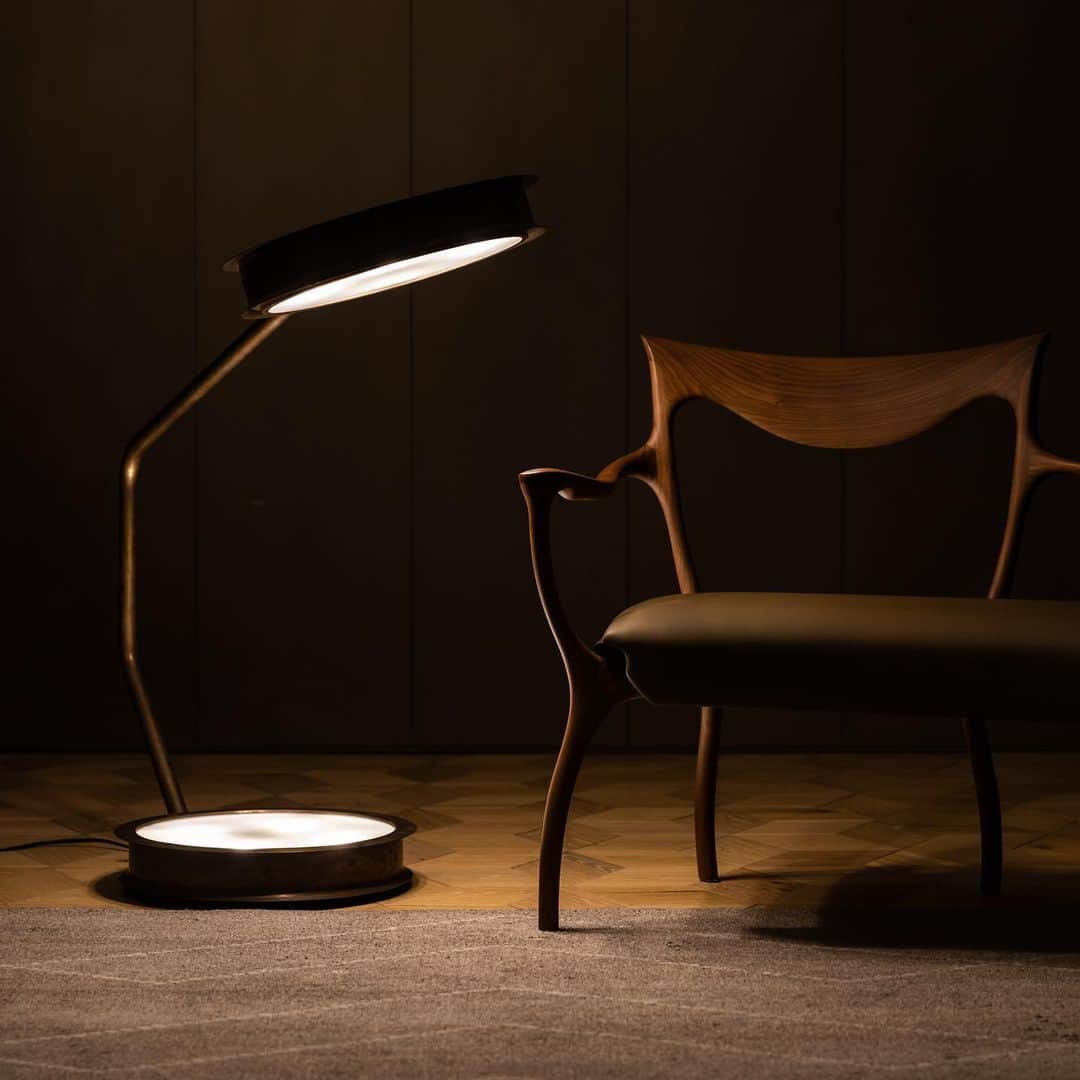 Cassina ixc. (カッシーナ・イクスシー) さんのインスタグラム写真 - (Cassina ixc. (カッシーナ・イクスシー) Instagram)「CECCOTTI COLLEZIONI（チェコッティ・コレツィオーニ）のフロアランプ＜AFTER GLOW（アフター・グロウ）＞。本体は真鍮とガラスでできており、光源は上下に2か所。真鍮部分が経年変化の味を出し、モダンかつクラシックな雰囲気が漂います。 . ● 直営店臨時休業のお知らせ 新型コロナウイルス感染拡大が深刻化する中、11都府県に対する緊急事態宣言発令に伴い  お客様の安全、感染拡大防止の社会的責任、従業員の安全を勘案し、 カッシーナ・イクスシー直営店4店舗の営業を下記の通り変更いたします。  ■青山本店・名古屋店・大阪店・福岡店 土曜、日曜、祝日：臨時休業 水曜：通常営業 期間：1月14日（木）〜2月7日（日） ※変更となる可能性があります。 #※札幌サロンは通常営業（完全予約制）いたします。  ご不便をおかけいたしますが何卒ご理解賜りますようお願い申し上げます。 cassなお、全国取扱店に関しては各店舗に順じております。 . カッシーナ・イクスシーのオンラインストアでは、家具から雑貨まで幅広いアイテムを取り扱っています。在庫品や国内製作品は通常納期でお届けしていますので、ぜひご利用ください。 . #cassinaixc #ceccotticollezioni #floorlamp #afterglow #drdp #chair #interior #interiorinspiration #homedecor #design #lighting #カッシーナイクスシー #チェコッティ #チェコッティコレツィオーニ #照明 #フロアランプ #インテリア #インテリアコーディネート #インテリアショップ #おうち時間」1月31日 19時11分 - cassinaixc_official