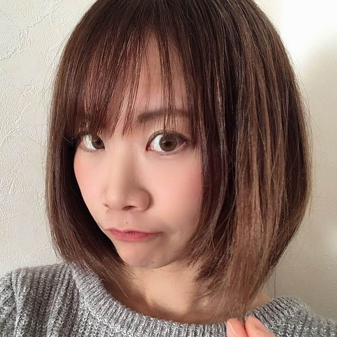 葵さんのインスタグラム写真 - (葵Instagram)「EMAJINY Hair Kolor Art Wax（エマジニーカラーワックス）を初体験してみました💖  EMAJINYとは、カラーワックスという１日だけの塗るヘアカラーです。  ヘアカラーを変えたい時に塗るだけで瞬時にヘアカラーチェンジすることができて、シャンプーでサッと洗い流すことができるので、とても便利です！！  EMAJINYは日本製品で、第三機関にて２０名に２４時間のパッチテストを行い「安全品」としての結果も頂き、身体への影響無く、安心してご使用いただける商品です！  息子も学校の規則が厳しく染髪ができないので、土日に使いたいと言っています^ ^  カラーの取り扱い種類が多くて迷いましたが、 Milk Tea Ash 68Aにしてみました^ ^ 塗りやすくて発色がいいです！！  手についたカラーは石鹸で簡単に落とせました！髪に塗った後ベタっとしないのでよかったです！むしろサラッとしてます。部分的に塗ってみたらハイライトを入れてるような髪色になったよ😊  ヘアカラーは染める時代から塗る時代へ！！  #ヘアカラー#カラーワックス#emajiny#asagakeで体験  #染髪#校則が厳しい#黒髪#髪の毛が染められない#エマジニー#pr#金髪#ヘアアレンジ #1日派手髪 @emajiny @asagakecom」1月31日 19時11分 - dolphin_coconut