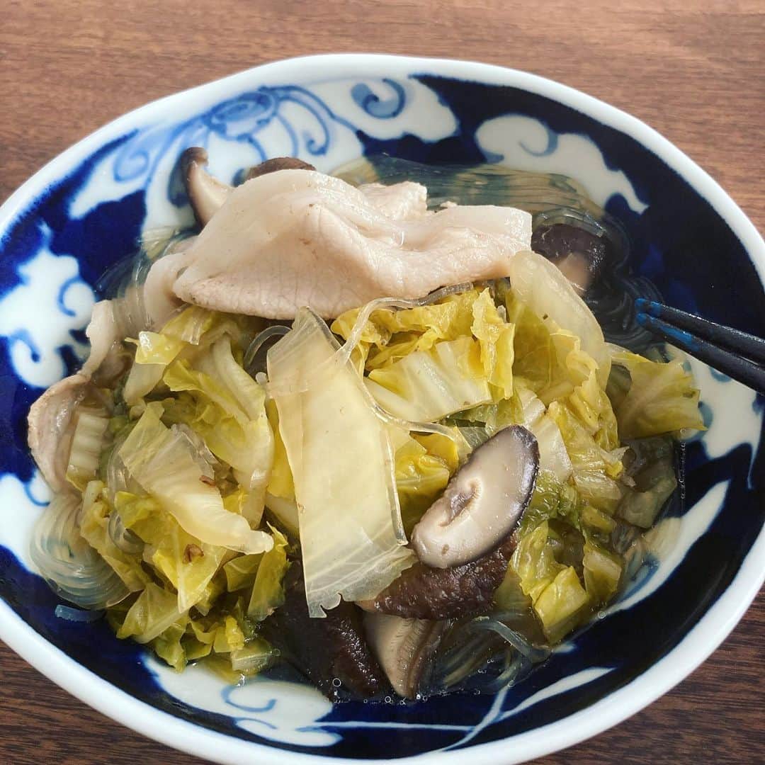 久保ミツロウのインスタグラム：「去年から漬けてた酸菜を使って酸菜と豚肉と春雨の鍋。結構漬けてたけど酸菜の乳酸発酵が今回はイマイチだったか…。発酵ものは初めてじゃないですが、毎回食べても大丈夫がドキドキします。今のところ大丈夫。 また大量に作ってしまったので食べても食べても終わらず…残りはまた明日。」