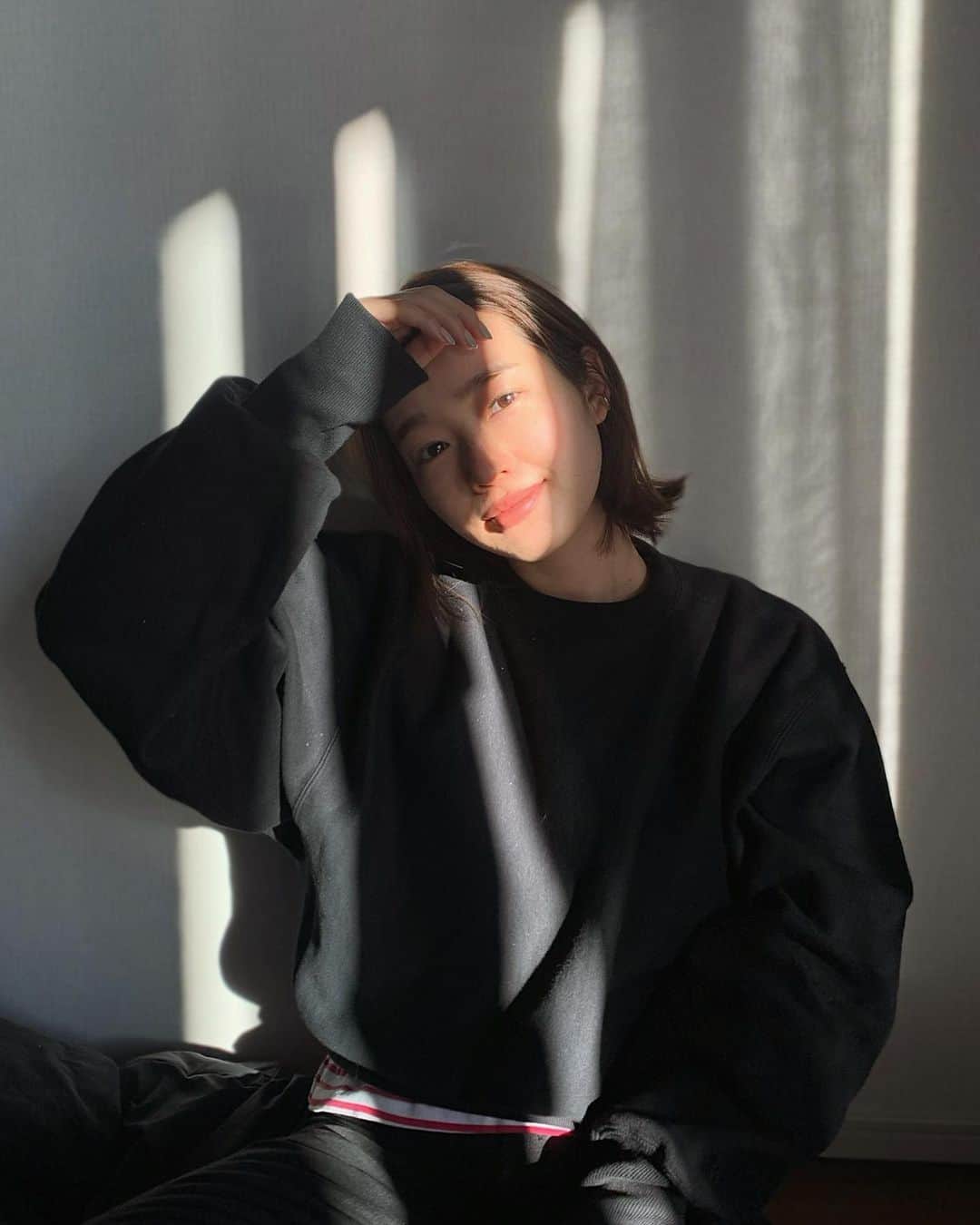 猪鼻ちひろのインスタグラム：「🖤🦓 上手く言葉にできないけれど すごく、すごく。 いい1日だった、、 この気持ちは一旦寝かせてみる🌙  #ちひろのお洋服 #シルバーのネックレスしたかった🥺 #光と影」